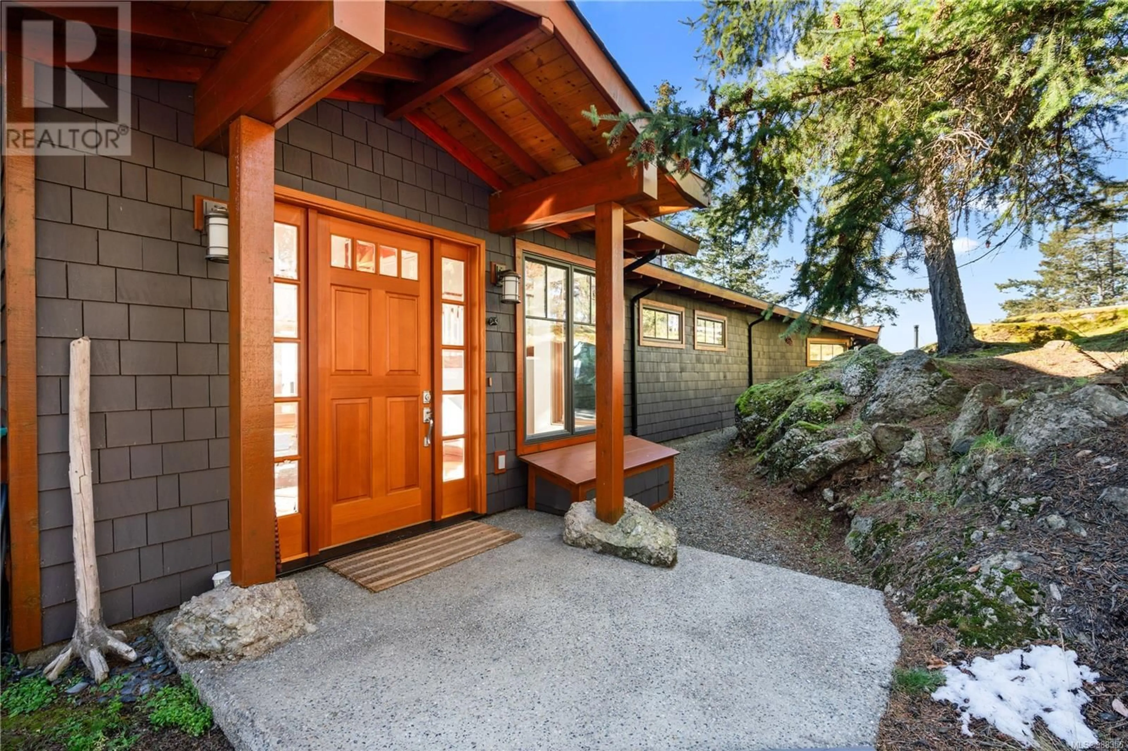 Indoor entryway for 37173 Schooner Way, Pender Island British Columbia V0N2M2