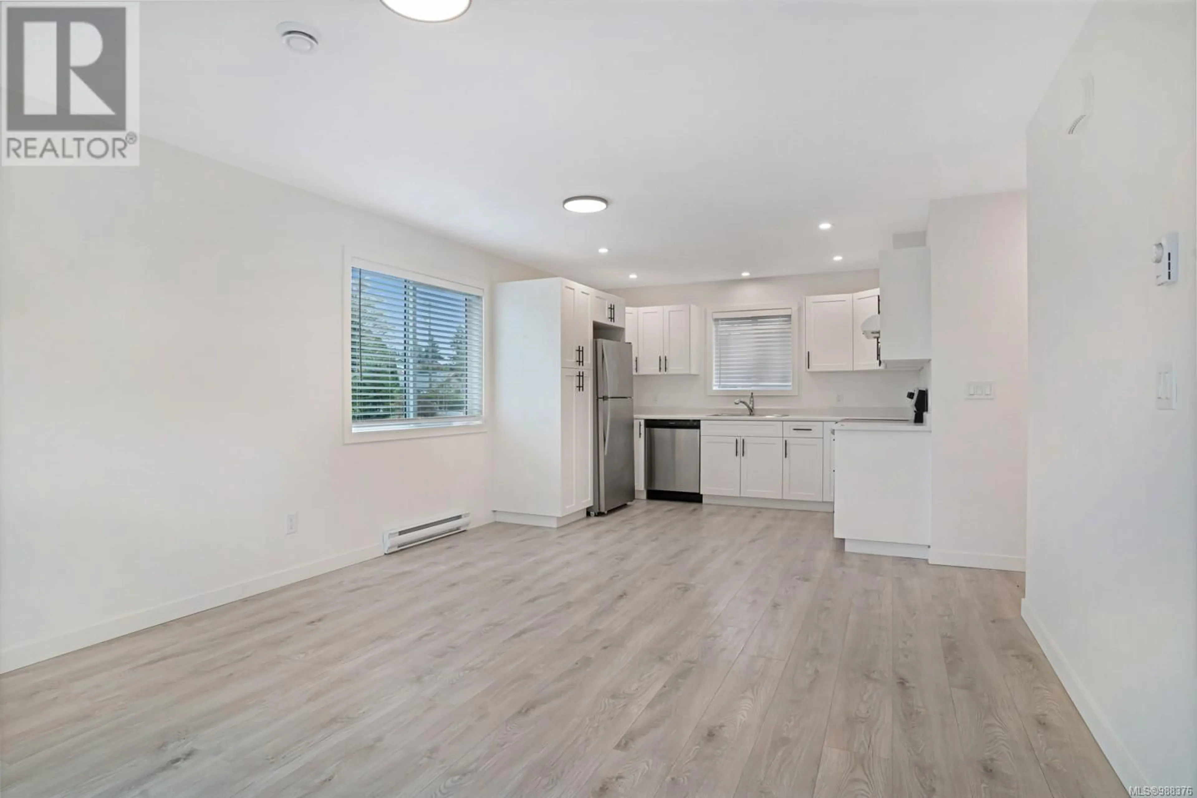 Open concept kitchen, wood/laminate floor for 15 Fourth St, Nanaimo British Columbia V9R1S6