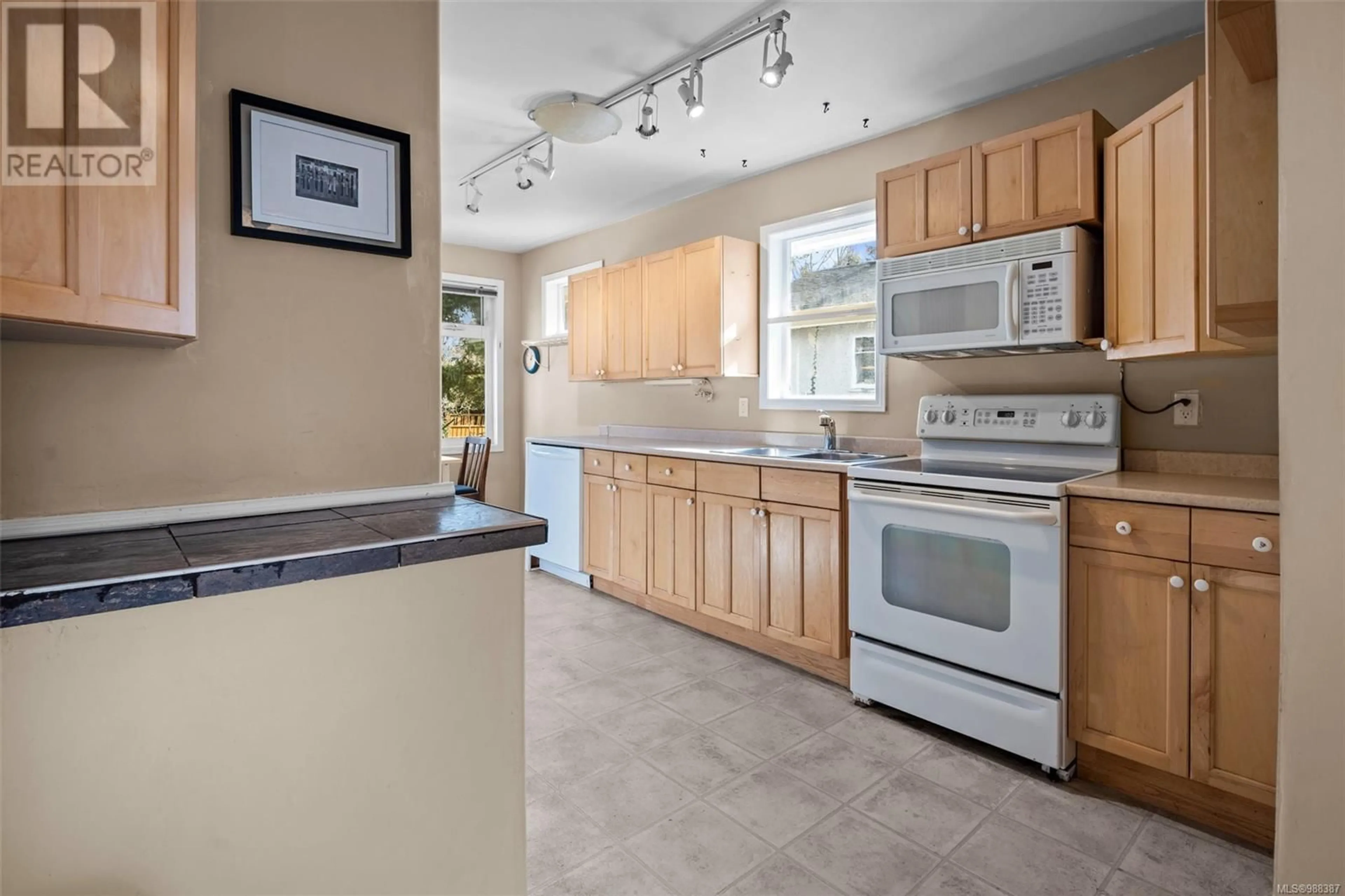 Standard kitchen, ceramic/tile floor for 3139 Blackwood St, Victoria British Columbia V8X1C6