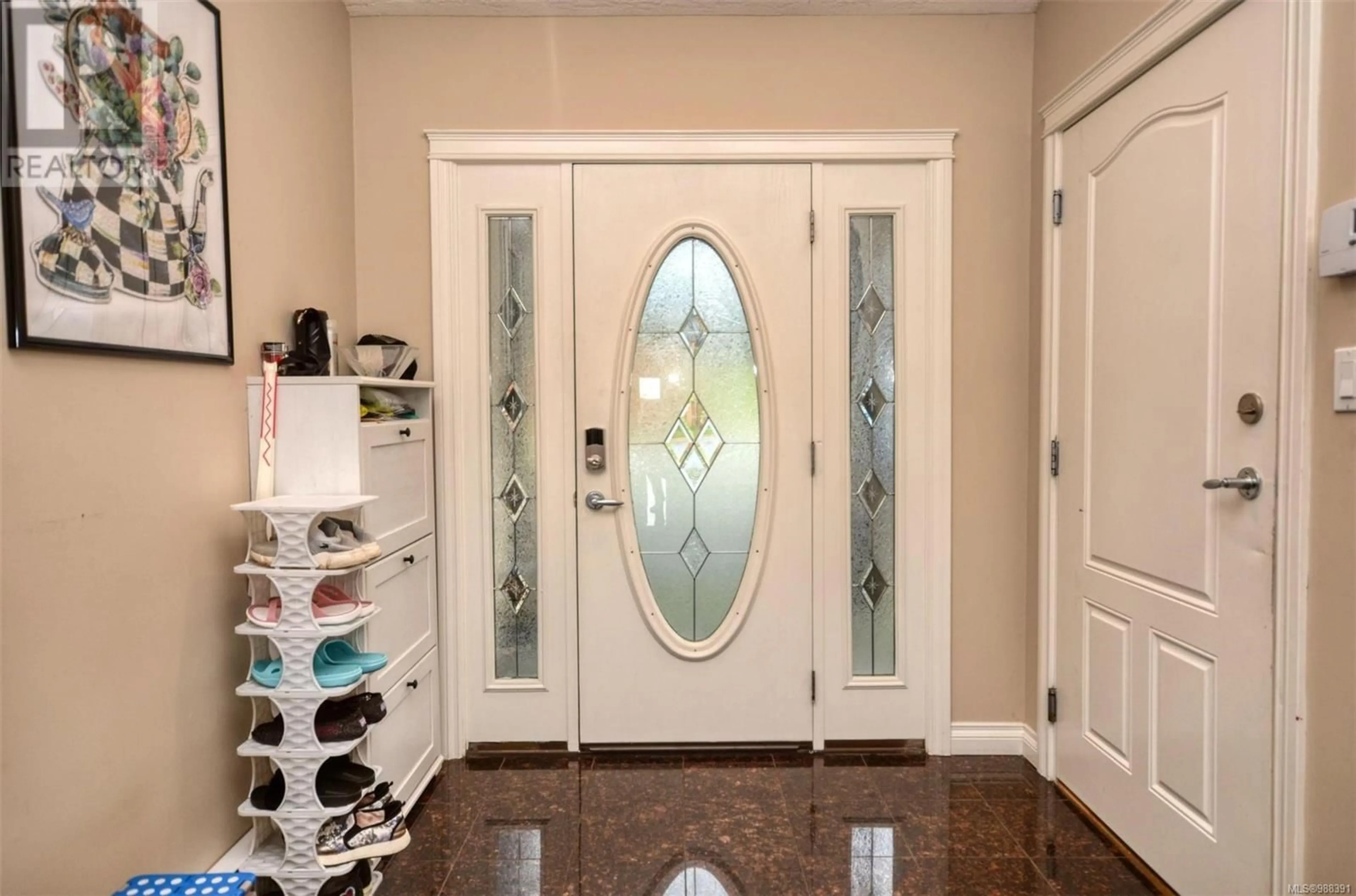 Indoor entryway for 800 RAINBOW CRESCENT, Saanich British Columbia V8X5M2