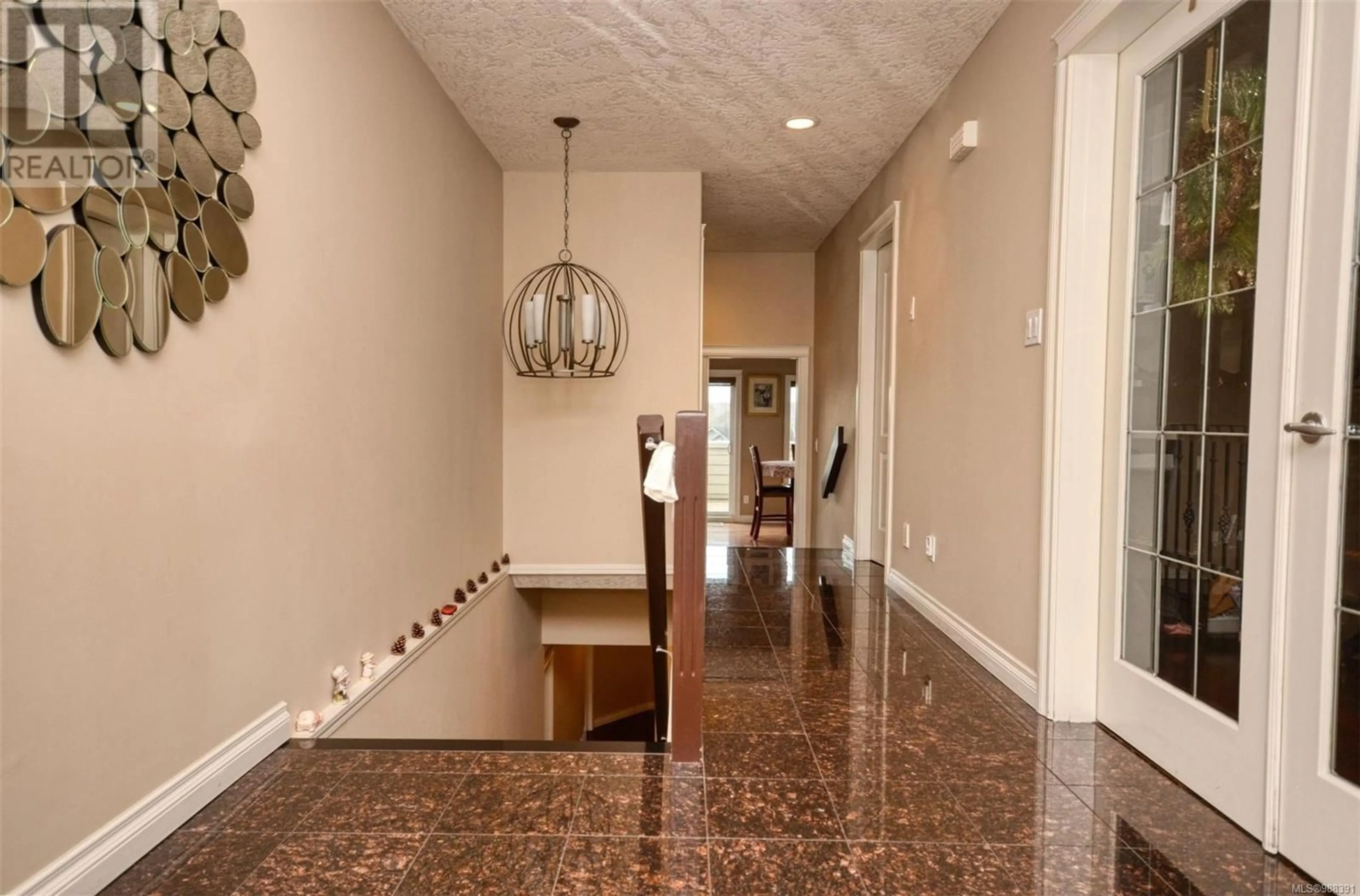 Indoor foyer for 800 RAINBOW CRESCENT, Saanich British Columbia V8X5M2