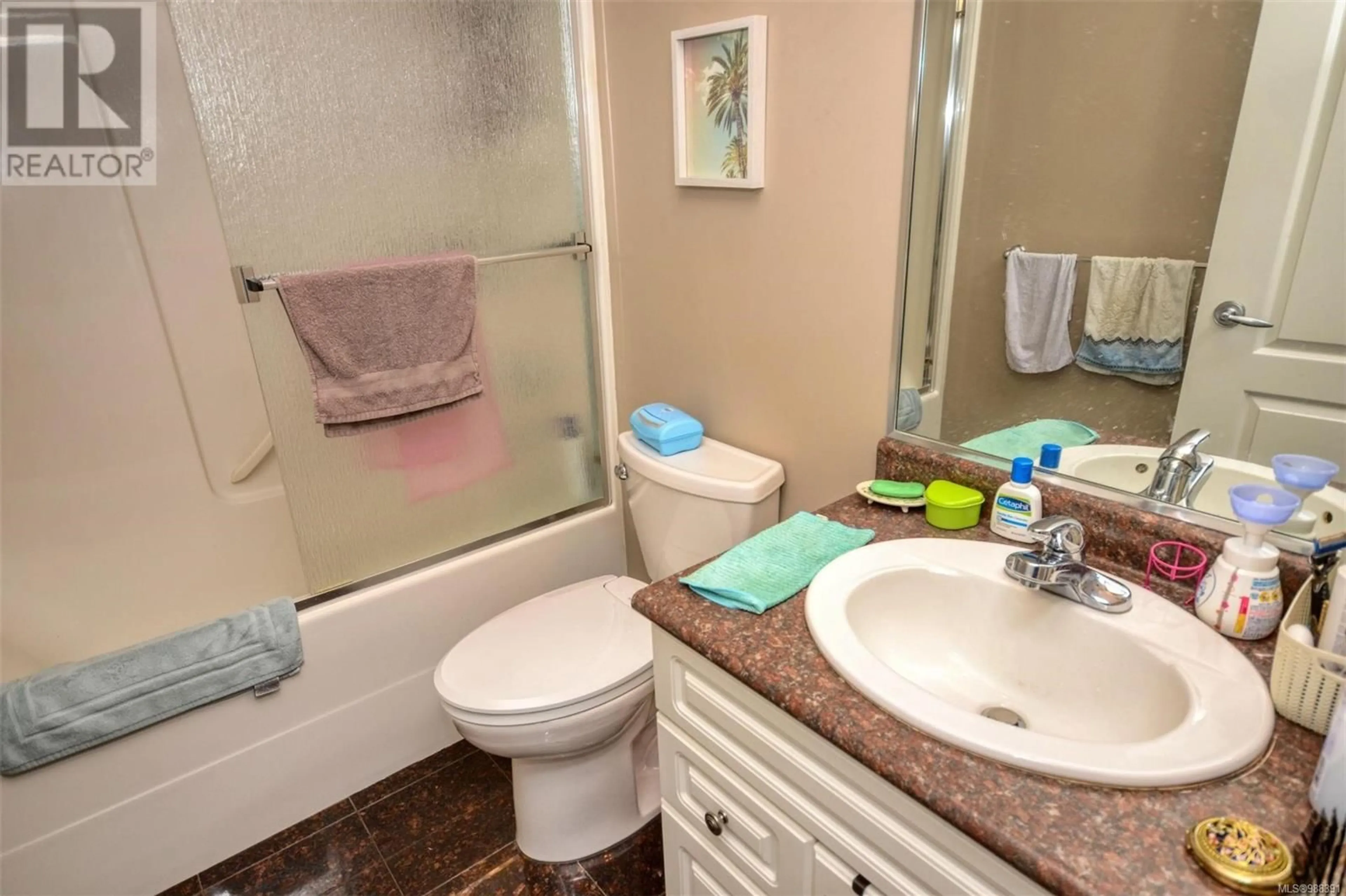 Standard bathroom, unknown for 800 RAINBOW CRESCENT, Saanich British Columbia V8X5M2