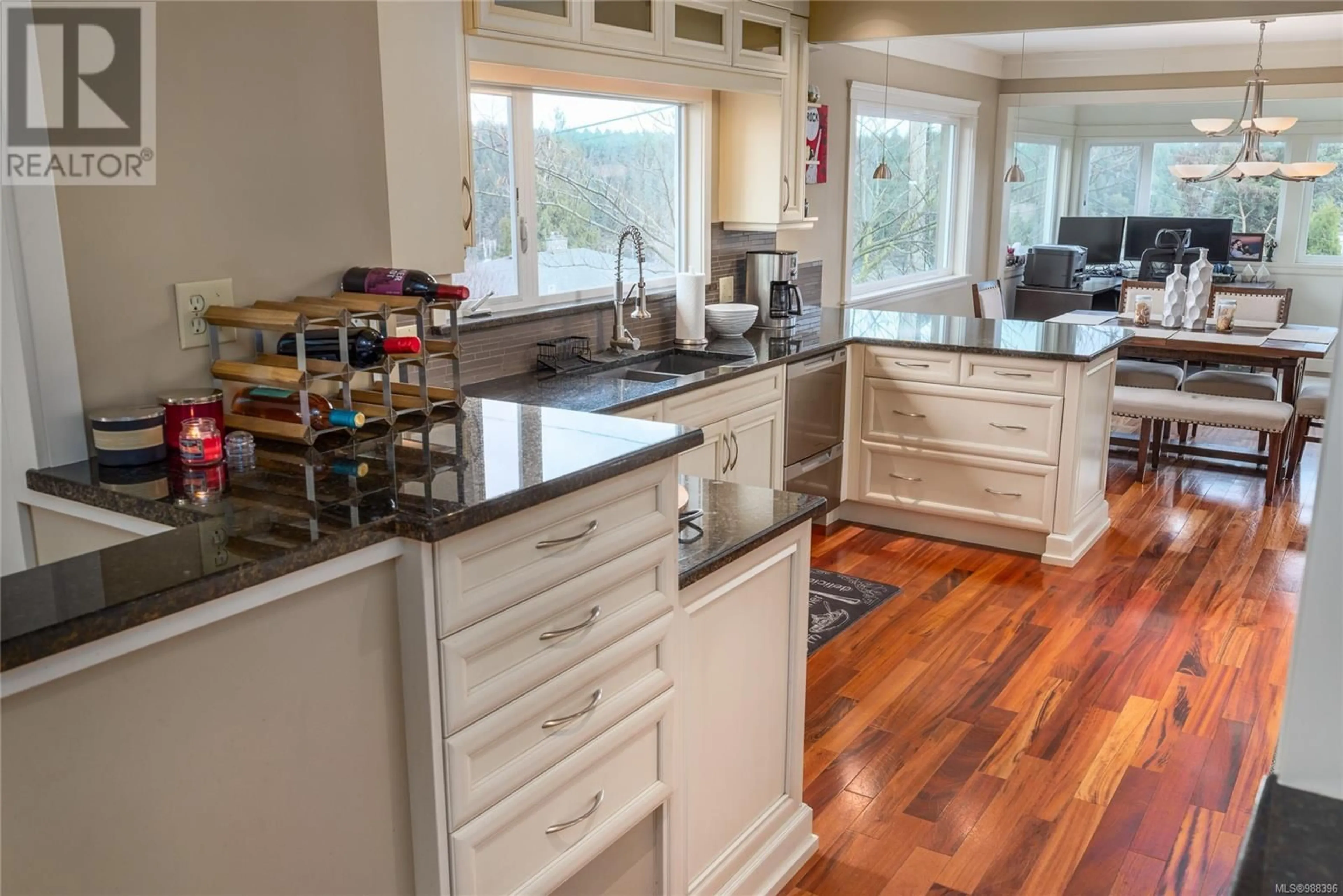 Open concept kitchen, unknown for 521 Larch St, Nanaimo British Columbia V9S2G2