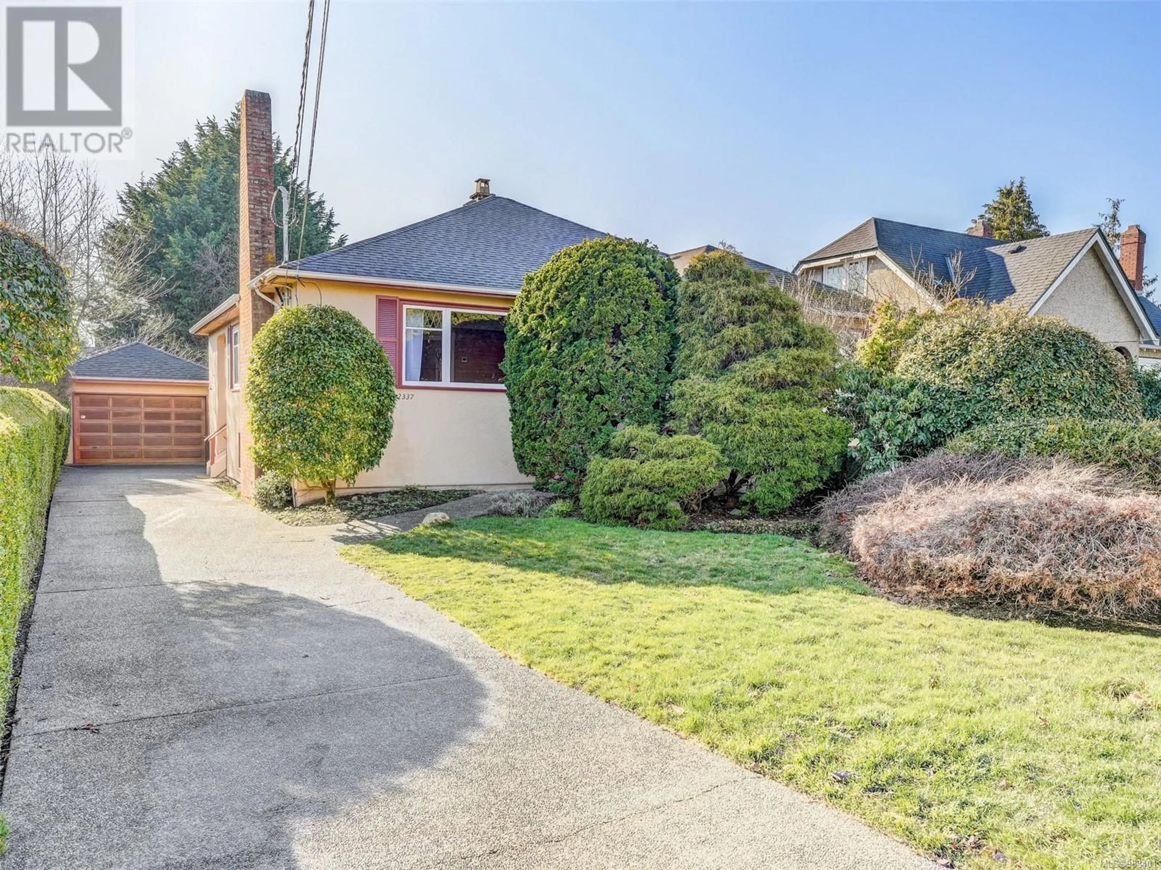 A pic from outside/outdoor area/front of a property/back of a property/a pic from drone, street for 2337 Pacific Ave, Oak Bay British Columbia V8R2V6