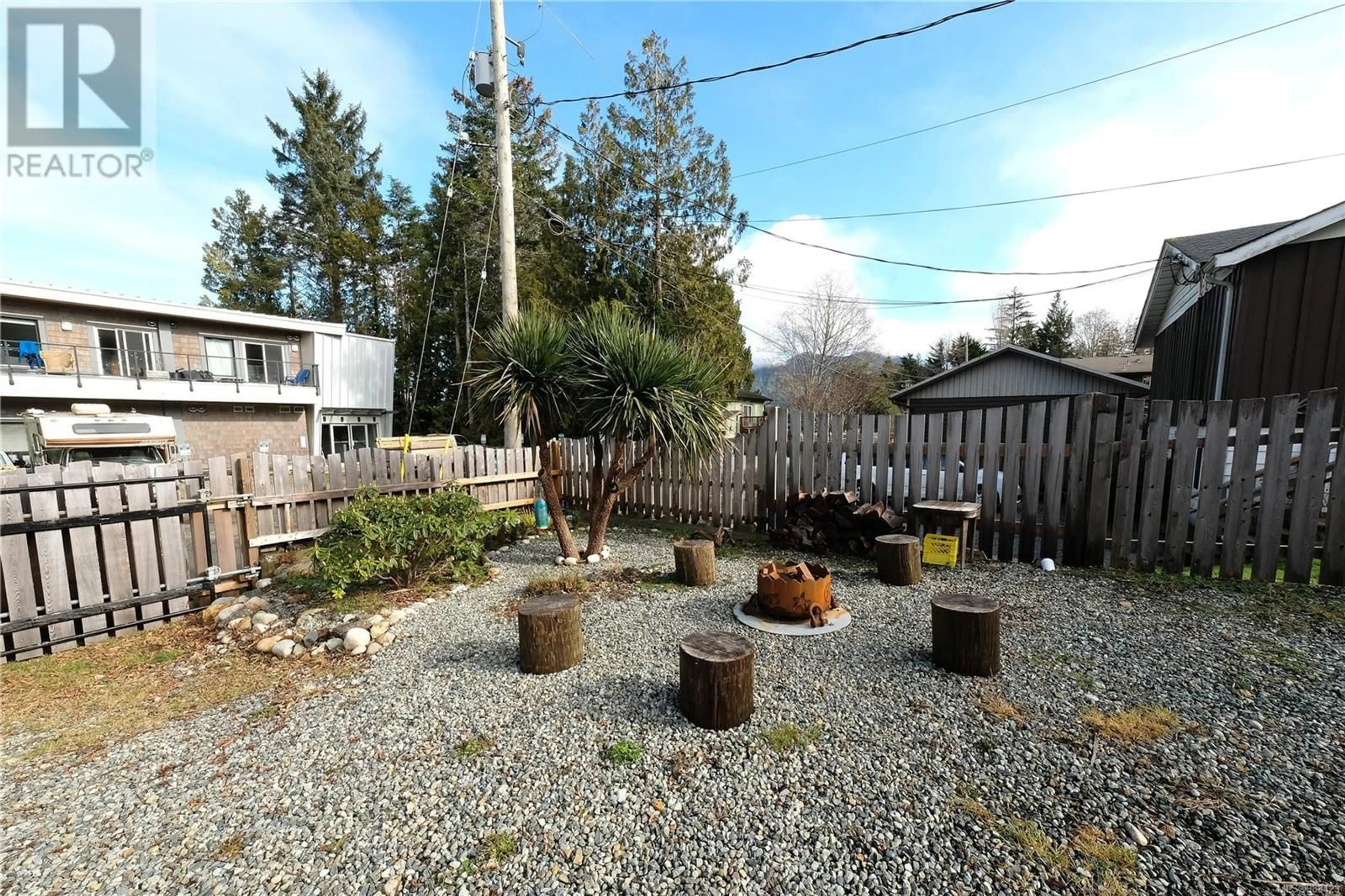 Patio, street for 520 Malon Lane, Tofino British Columbia V0R2Z0