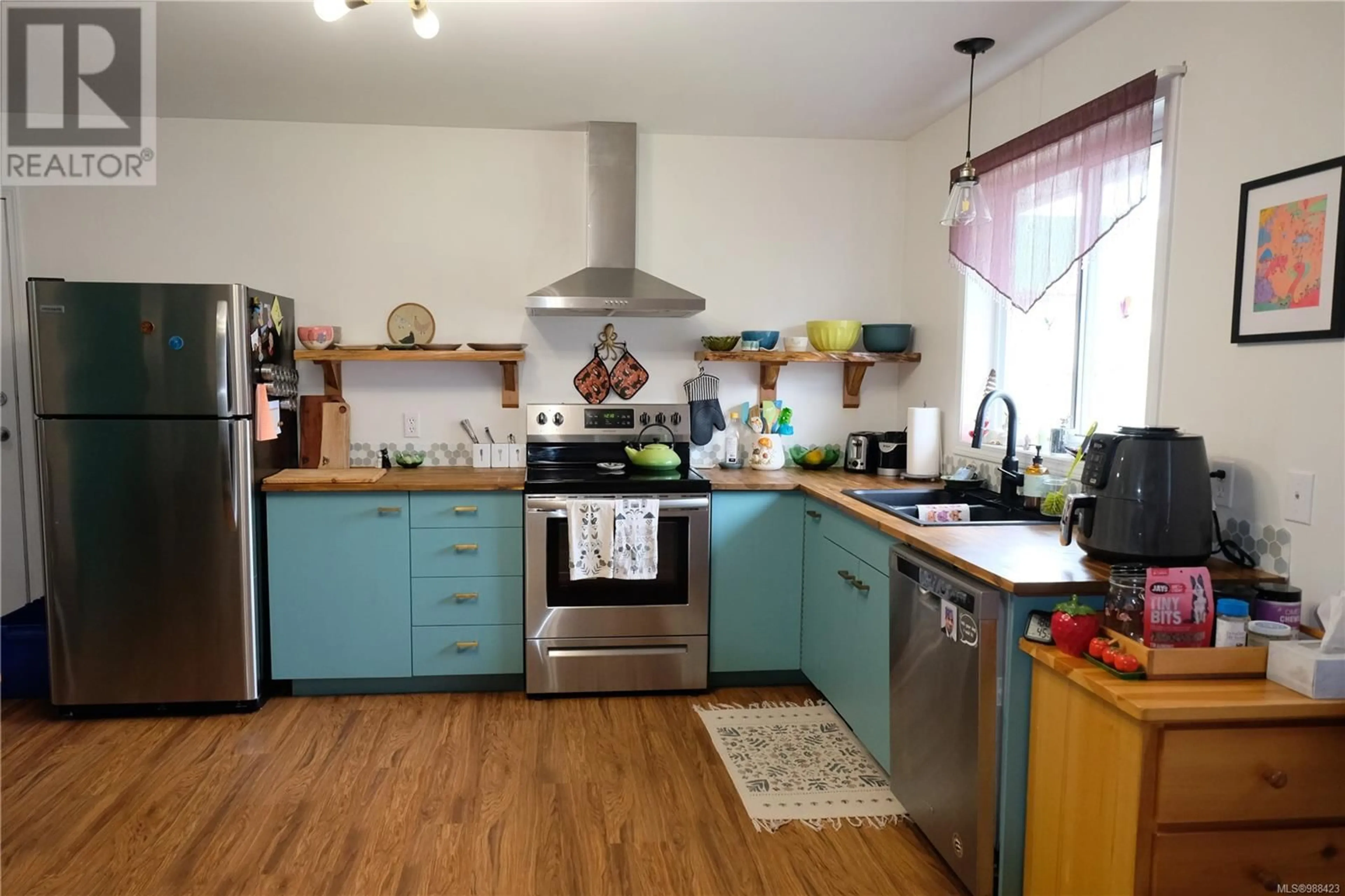 Standard kitchen, wood/laminate floor for 520 Malon Lane, Tofino British Columbia V0R2Z0