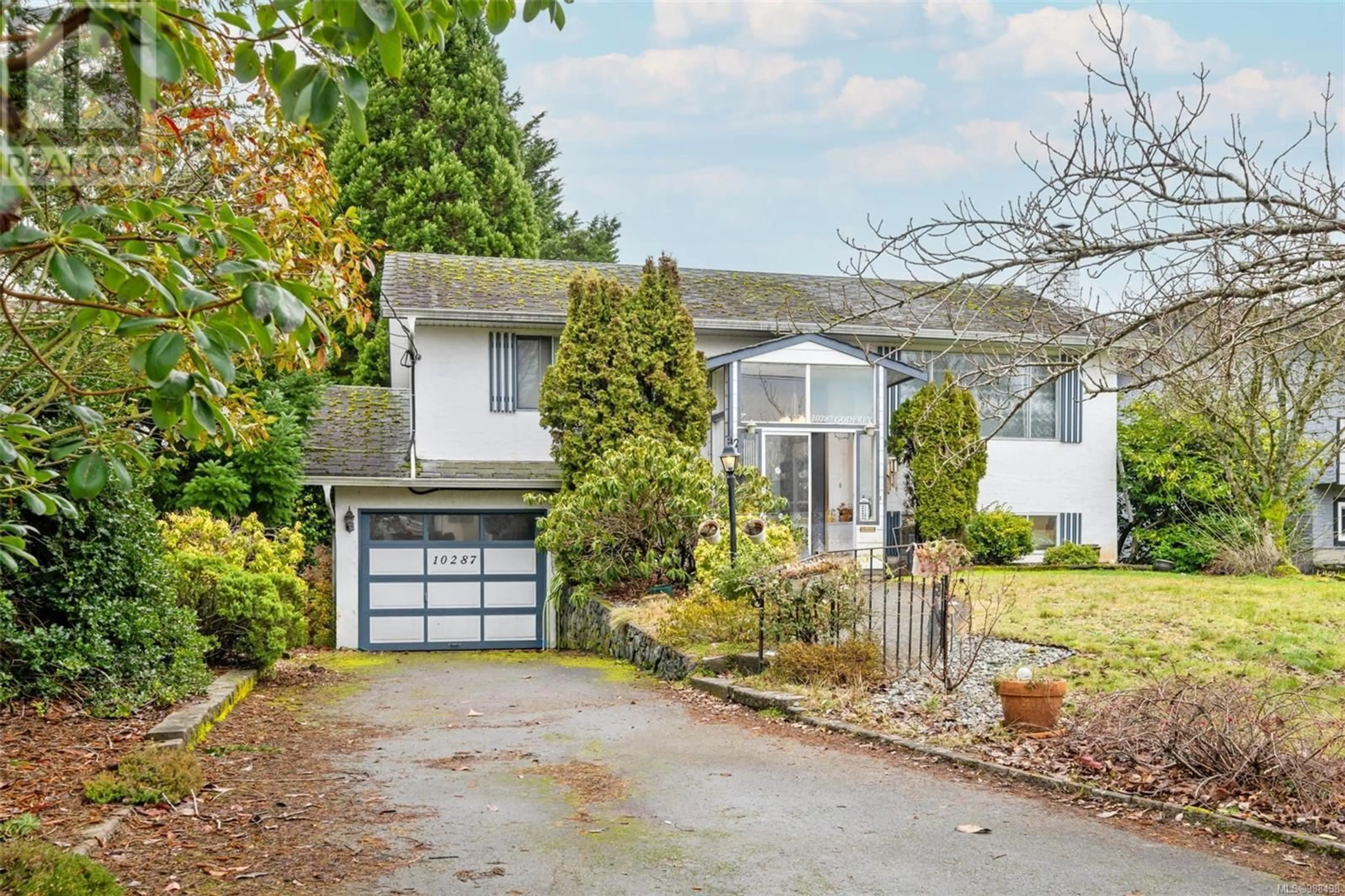 Home with vinyl exterior material, street for 10287 Godfrey Pl, Sidney British Columbia V8L2K9