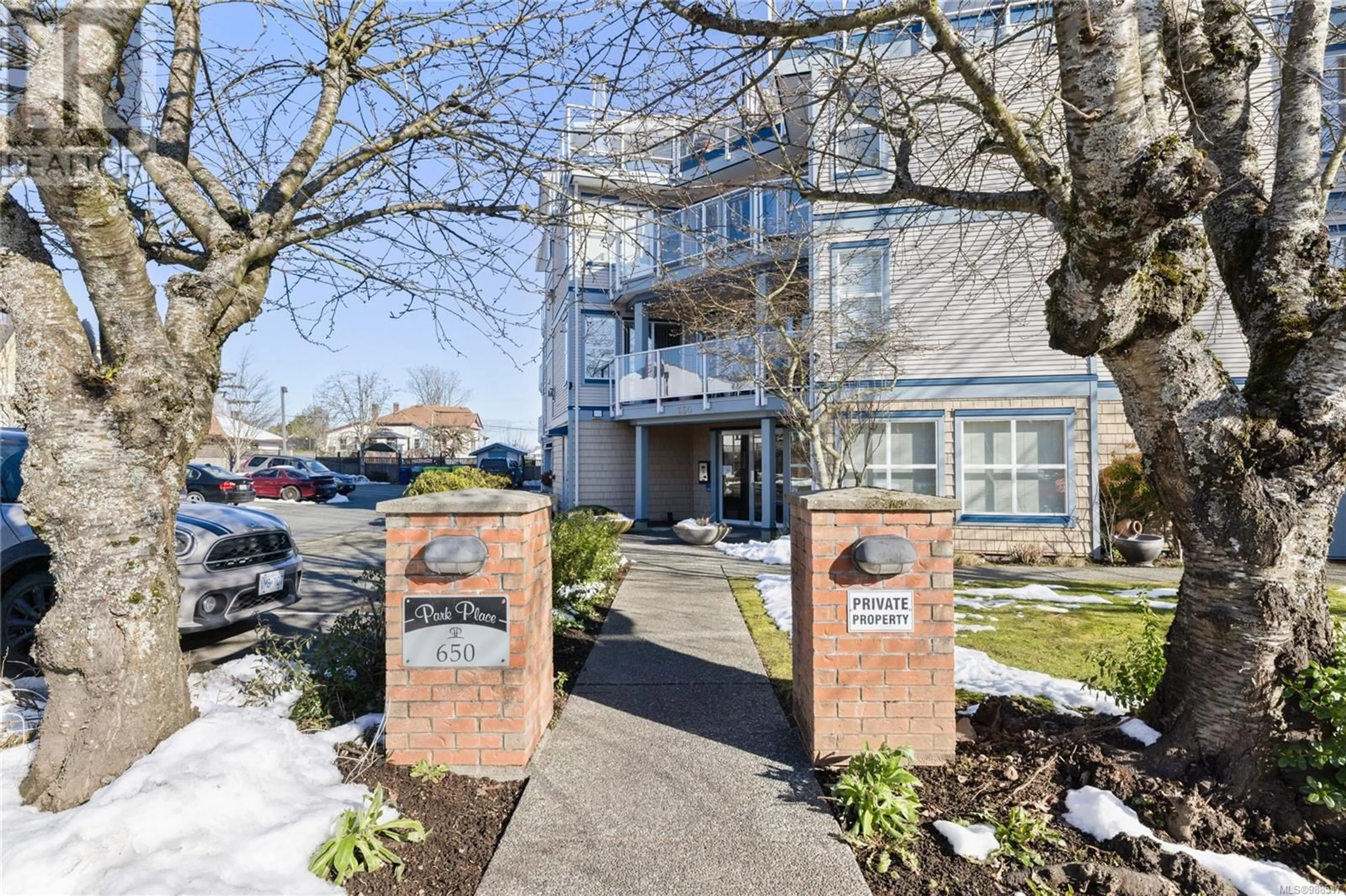 Indoor foyer for 102 650 Prideaux St, Nanaimo British Columbia V9R2P1