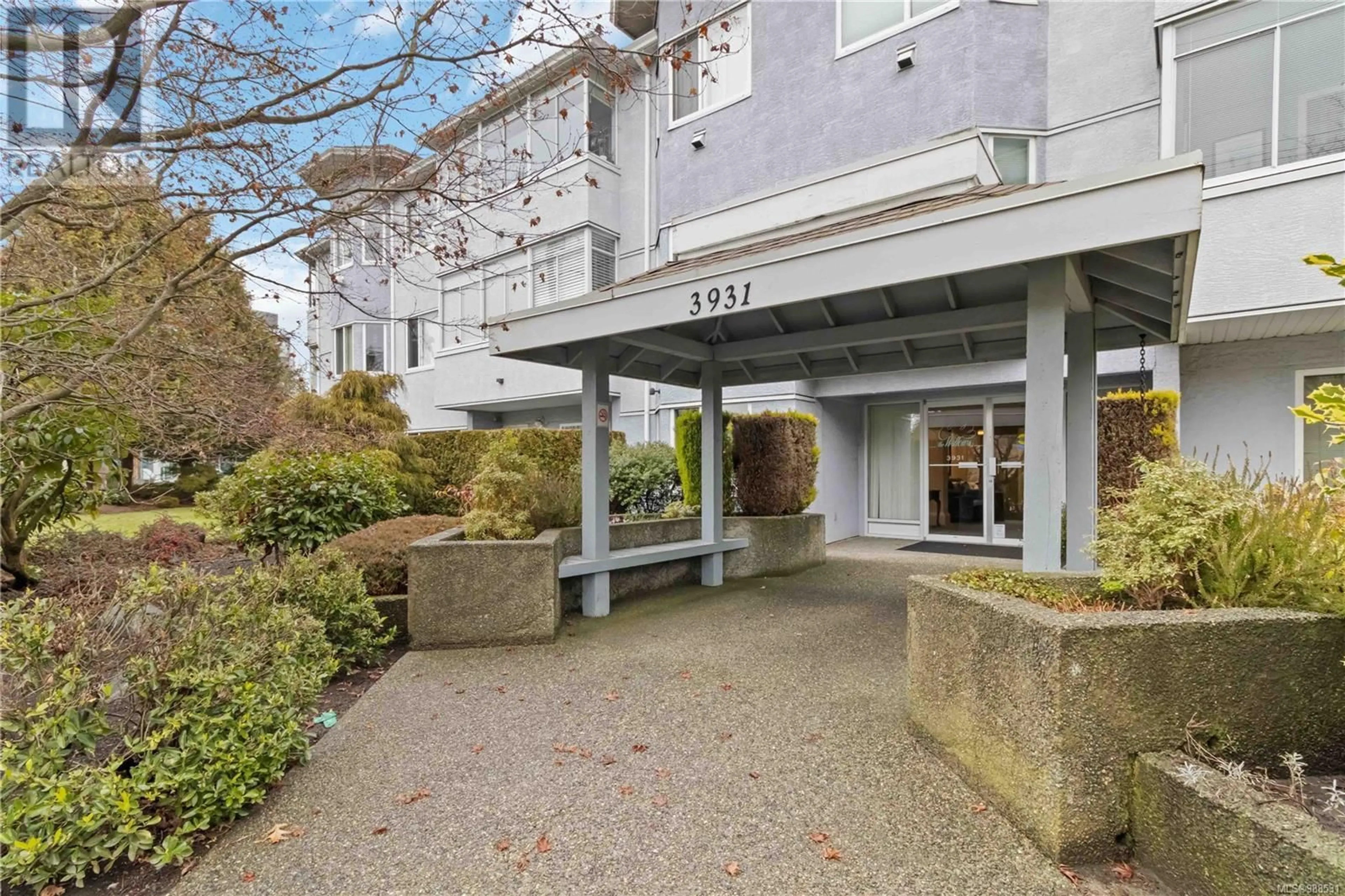 Indoor foyer for 312 3931 Shelbourne St, Saanich British Columbia V8P4H9