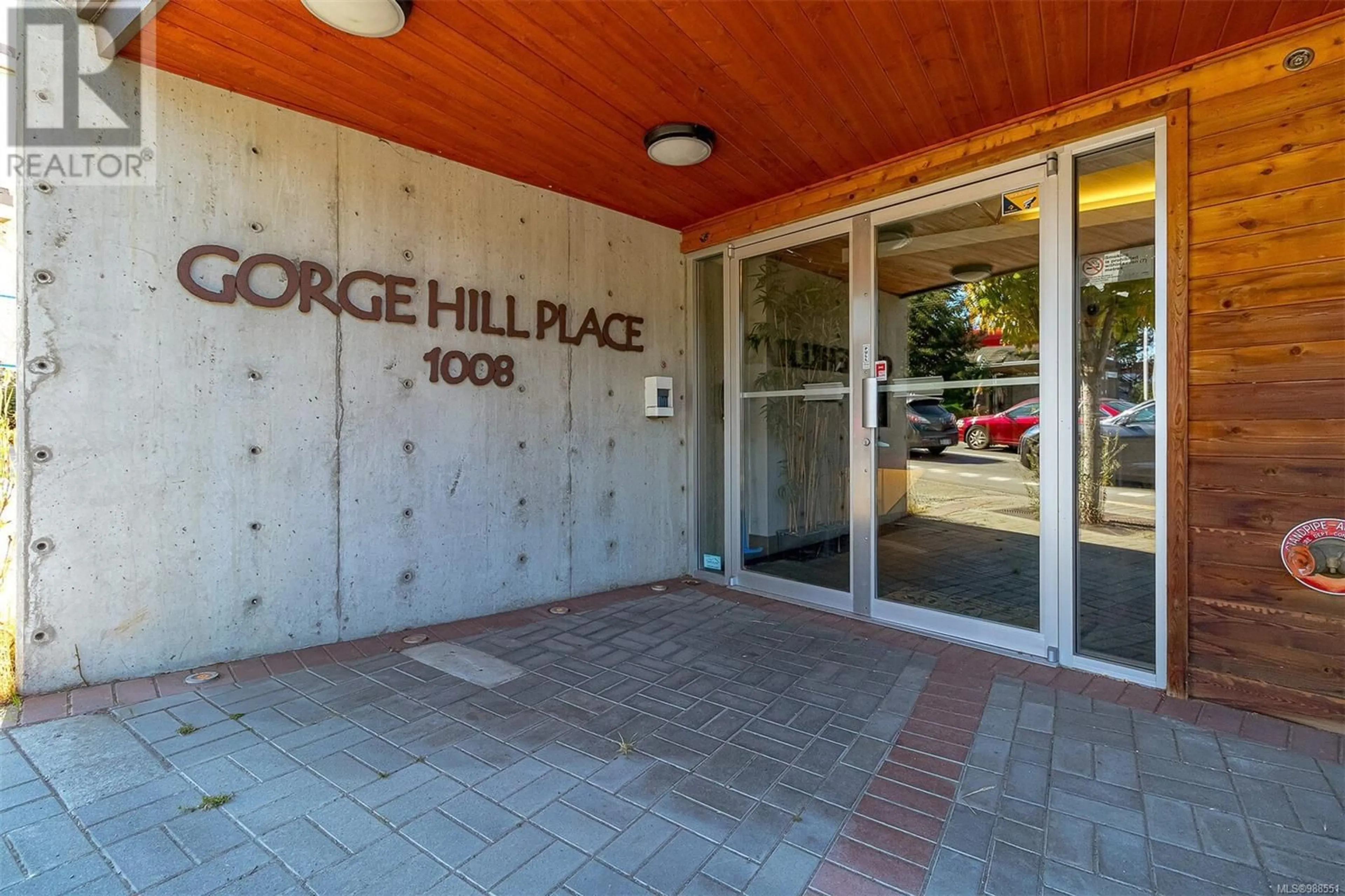 Indoor foyer for 201 1008 Tillicum Rd, Esquimalt British Columbia V9A1Z8