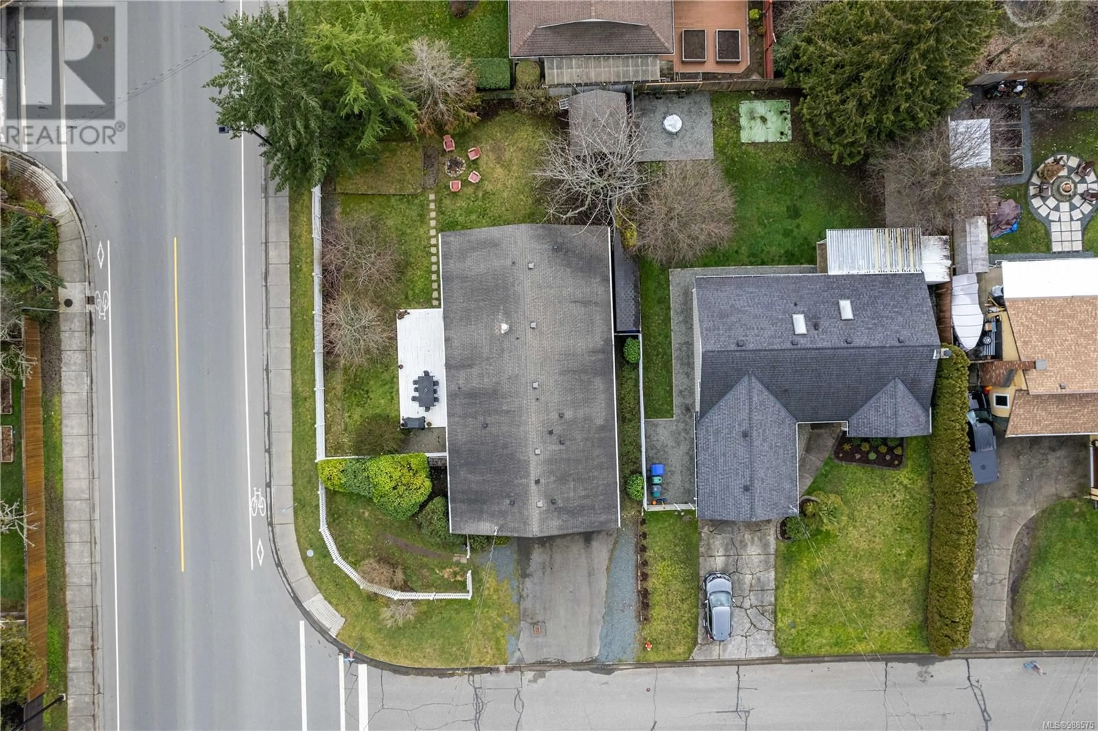 A pic from outside/outdoor area/front of a property/back of a property/a pic from drone, street for 702 CAMAS WAY, Parksville British Columbia V9P1E4