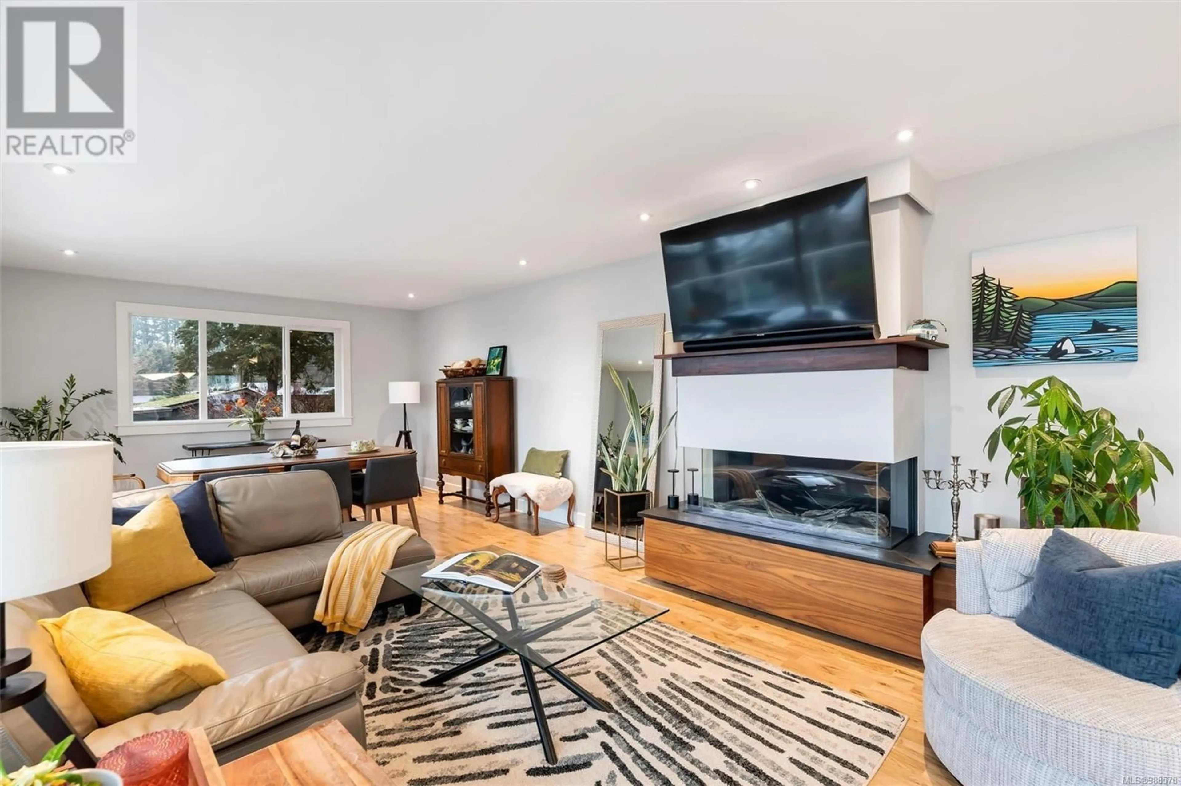 Living room with furniture, wood/laminate floor for 926 Grilse Lane, Central Saanich British Columbia V8M1B5