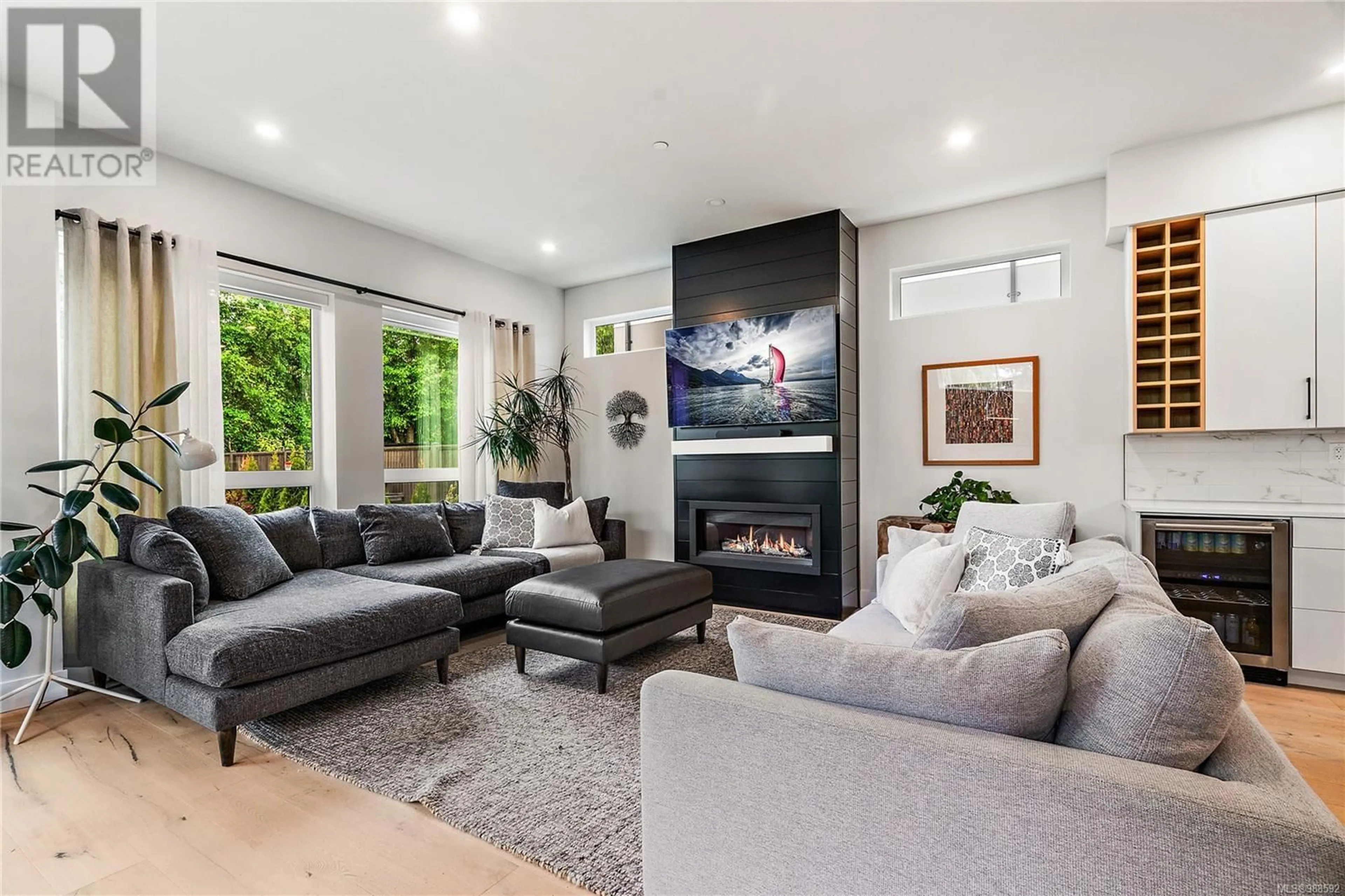 Living room with furniture, unknown for 9499 MARYLAND DRIVE, Sidney British Columbia V8L2R7