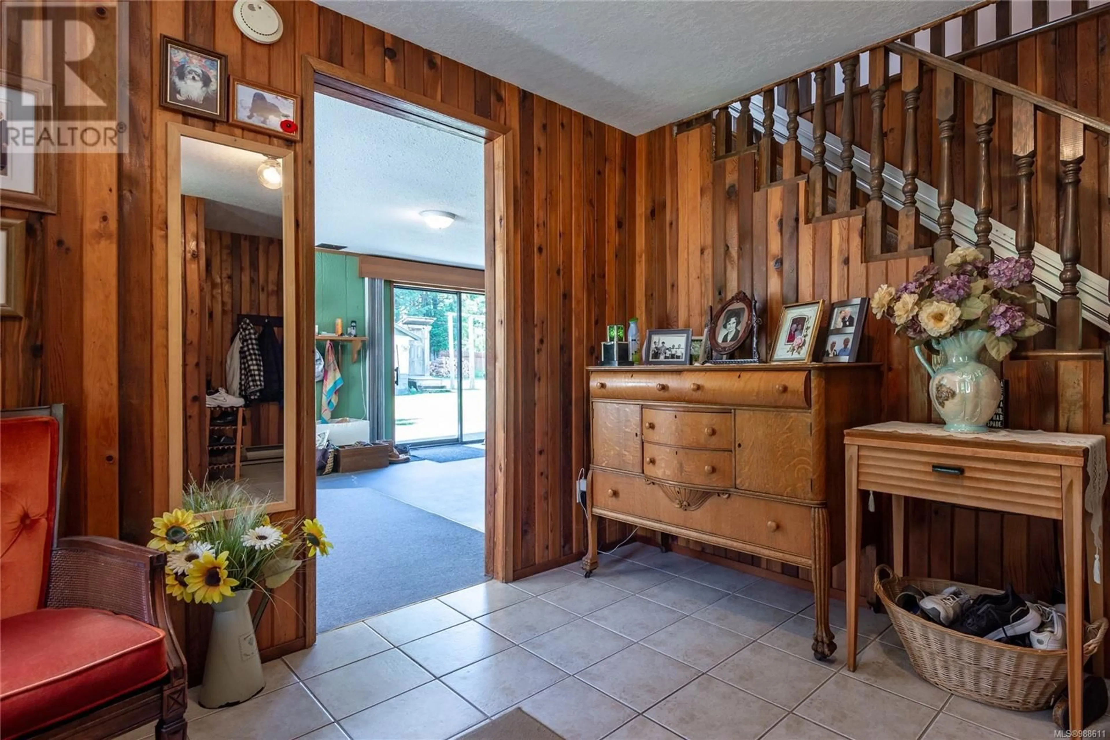 Indoor foyer for 1301 SAYWARD ROAD, Sayward British Columbia V0P1R0