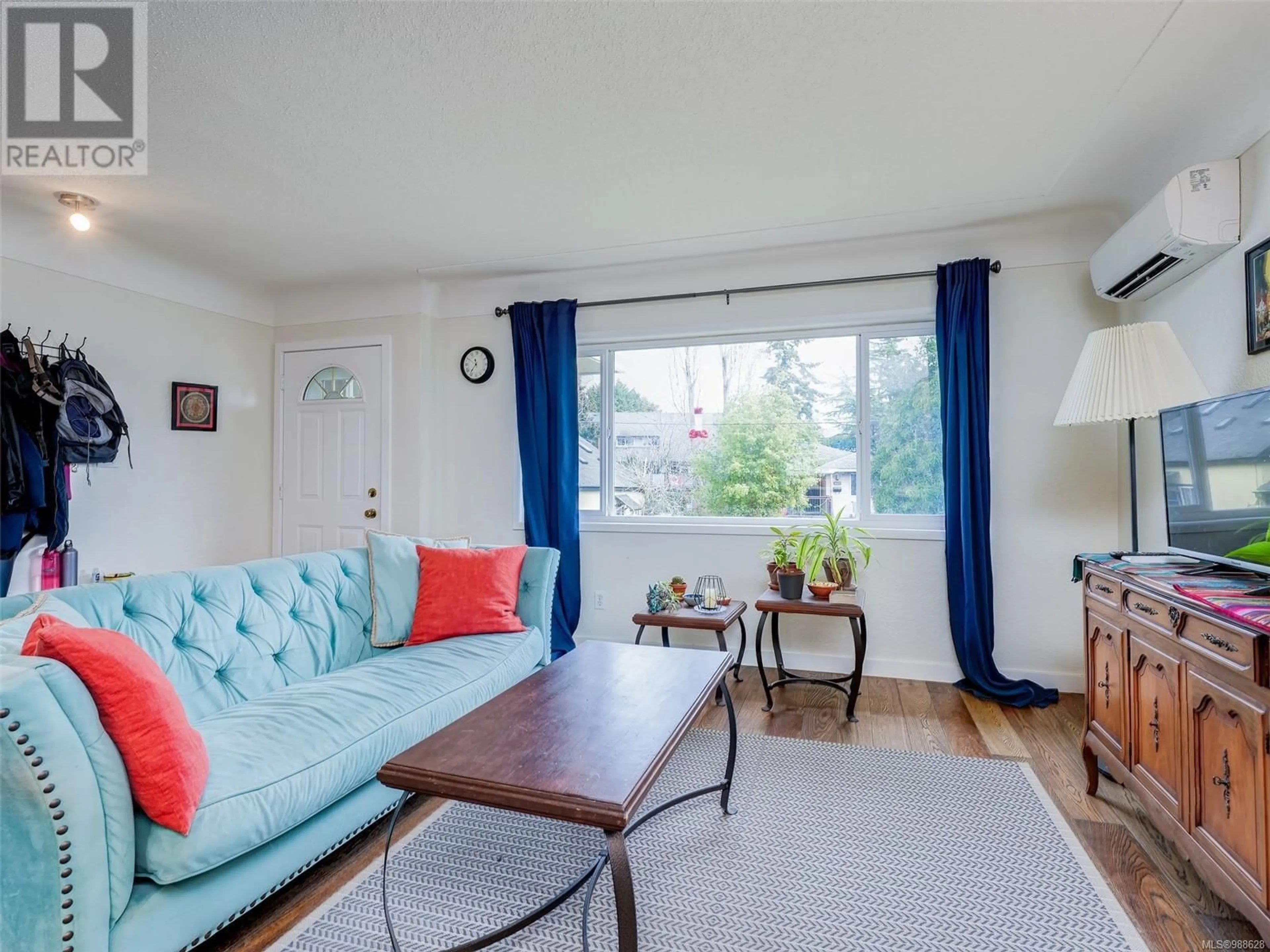 Living room with furniture, wood/laminate floor for 816 Walker St, Esquimalt British Columbia V9A4C2