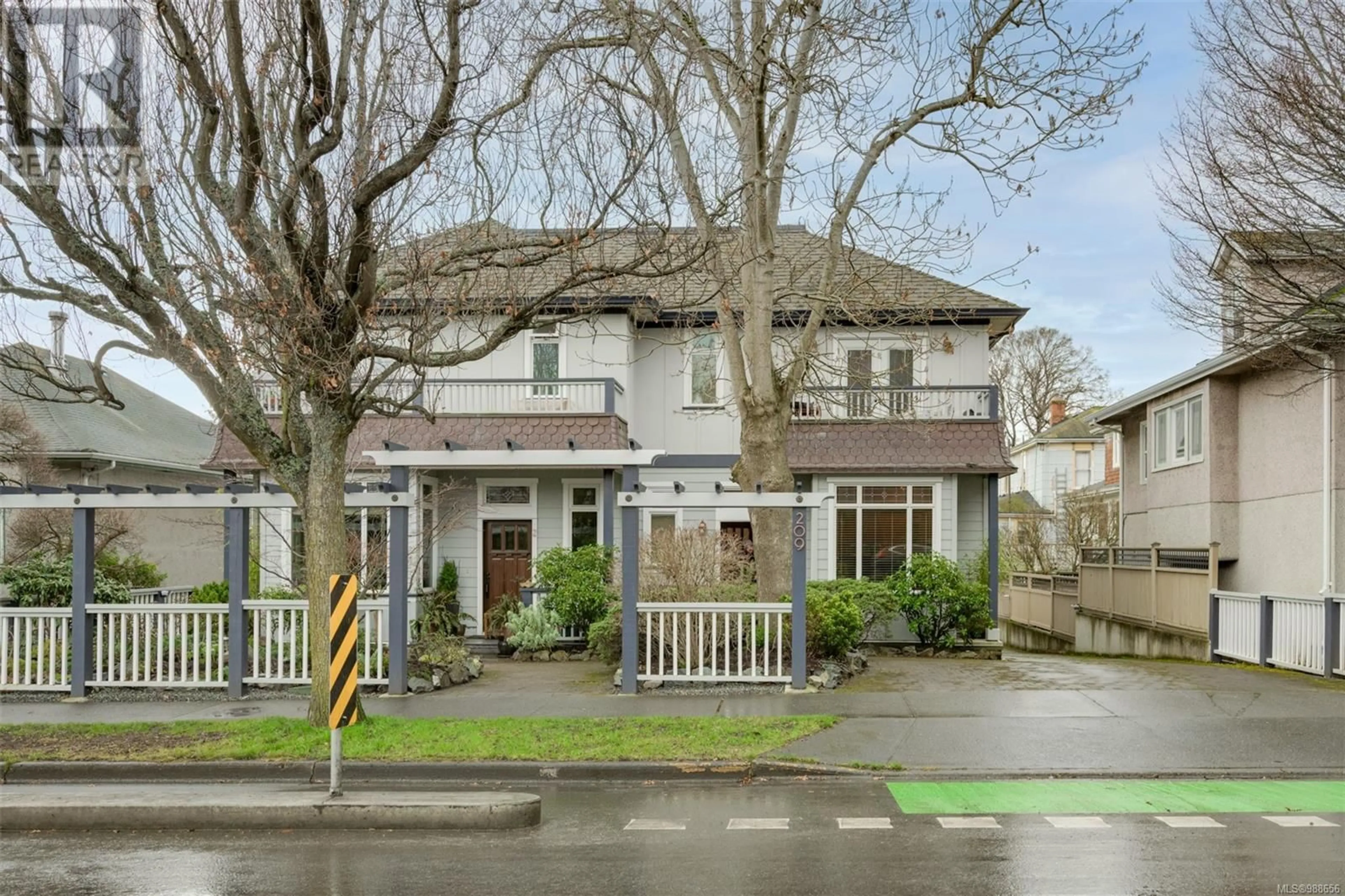 A pic from outside/outdoor area/front of a property/back of a property/a pic from drone, street for 1 209 Superior St, Victoria British Columbia V8V1T4