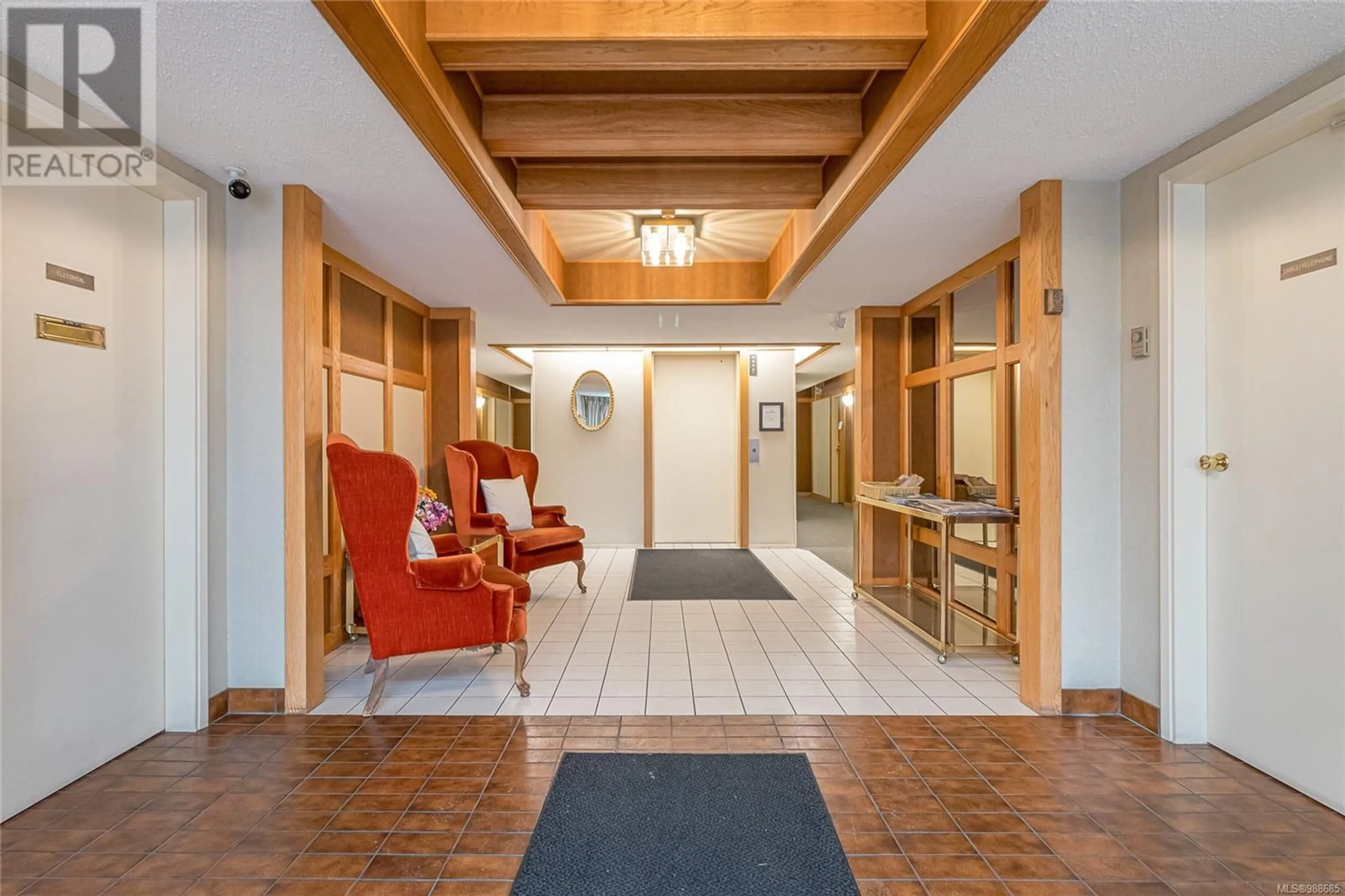 Indoor foyer for 305 435 Festubert St, Duncan British Columbia V9L3T3