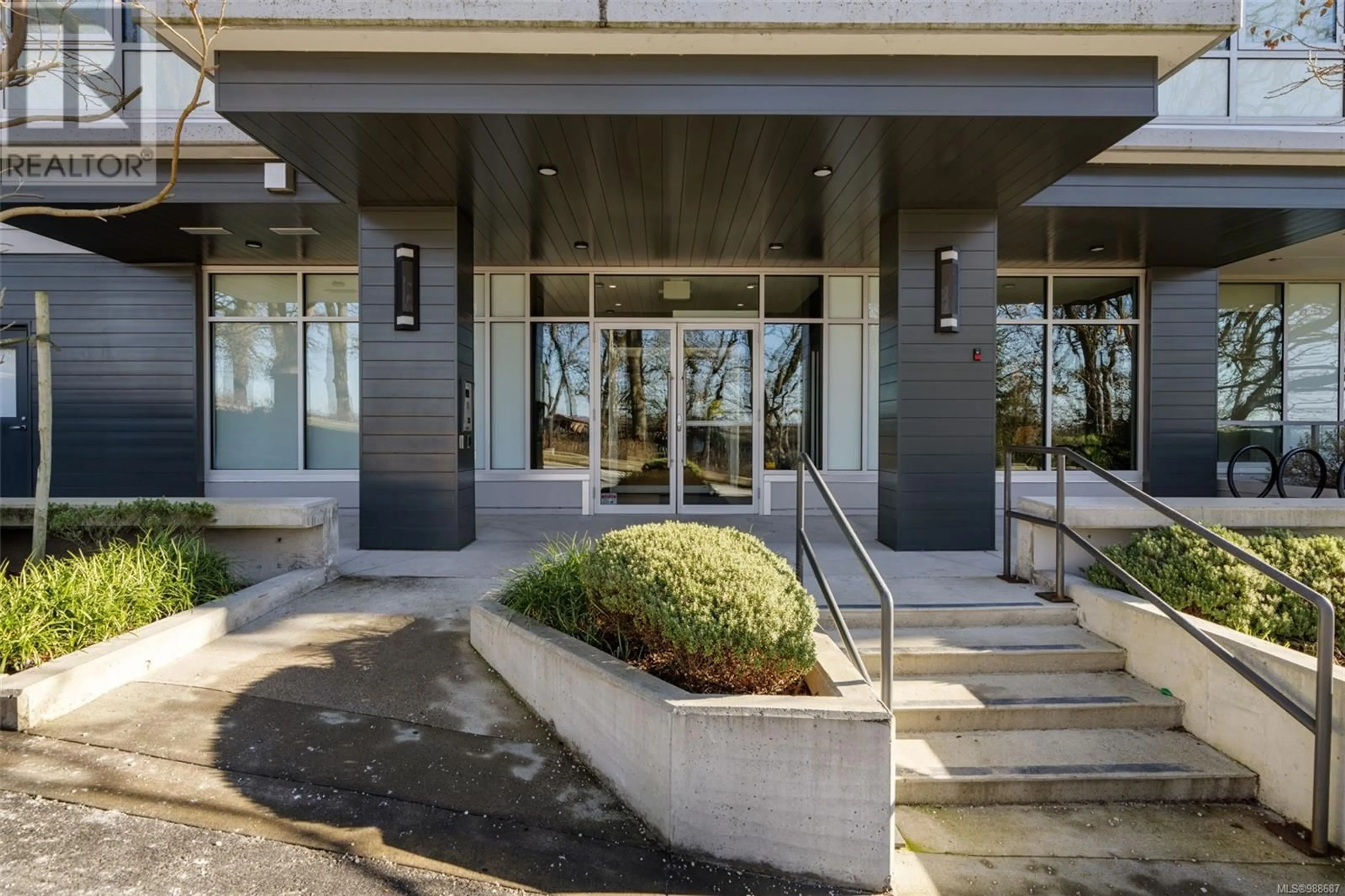 Indoor foyer for 805 4009 Rainbow Hill Lane, Saanich British Columbia V8X0B3