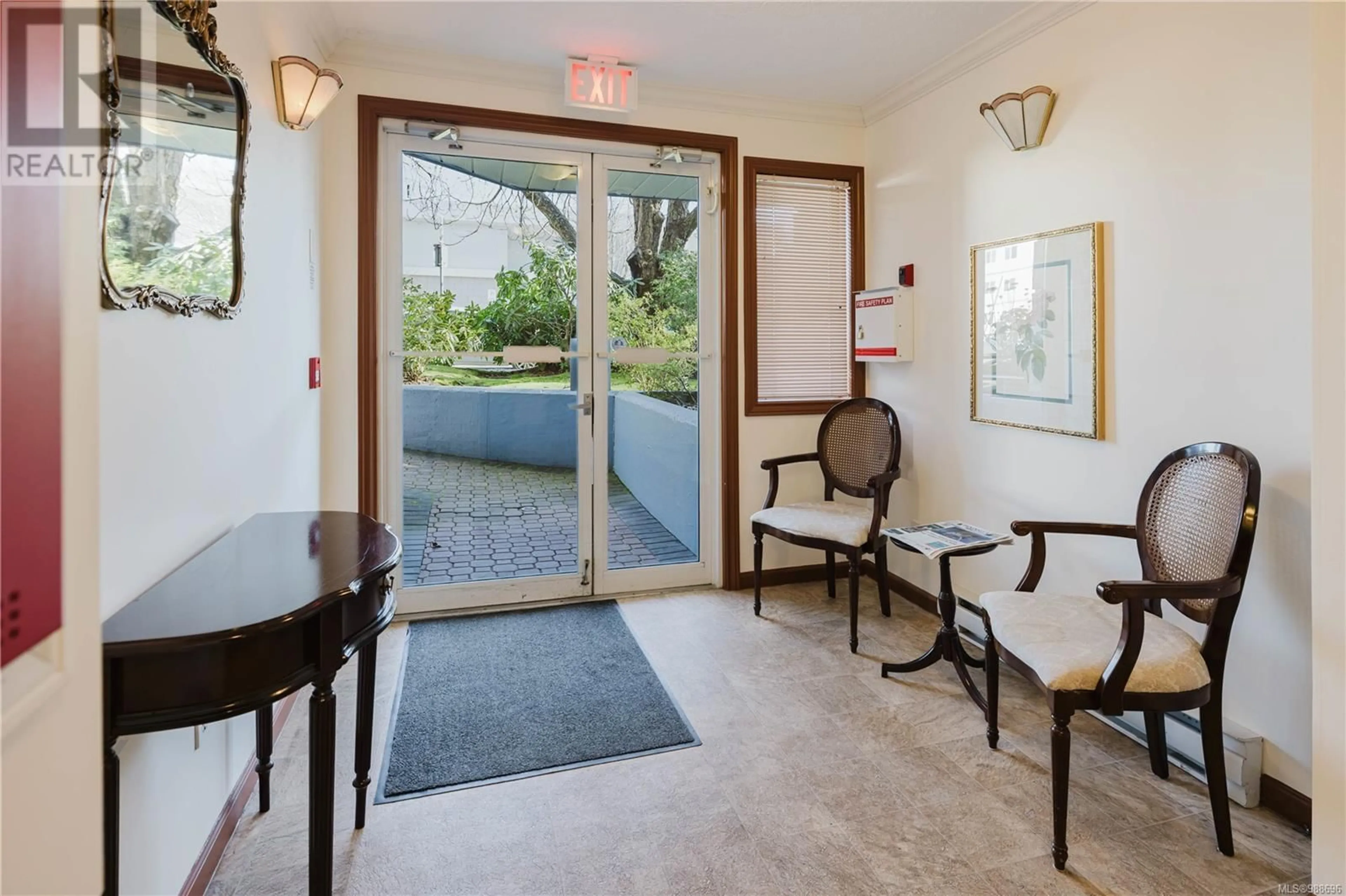 Indoor foyer for 103 - 9880 FOURTH STREET, Sidney British Columbia V8L2Z4