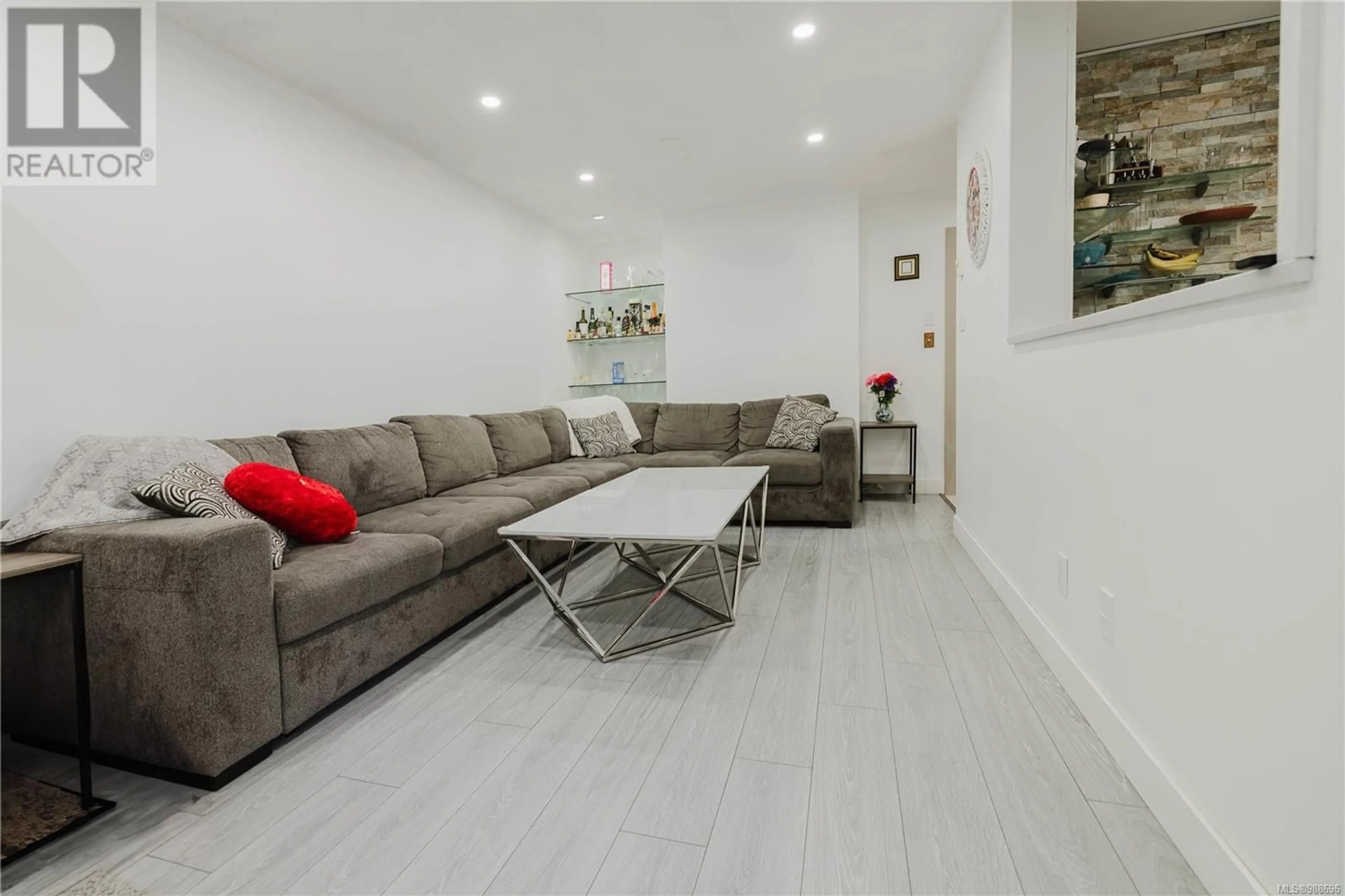 Living room with furniture, unknown for 103 - 9880 FOURTH STREET, Sidney British Columbia V8L2Z4