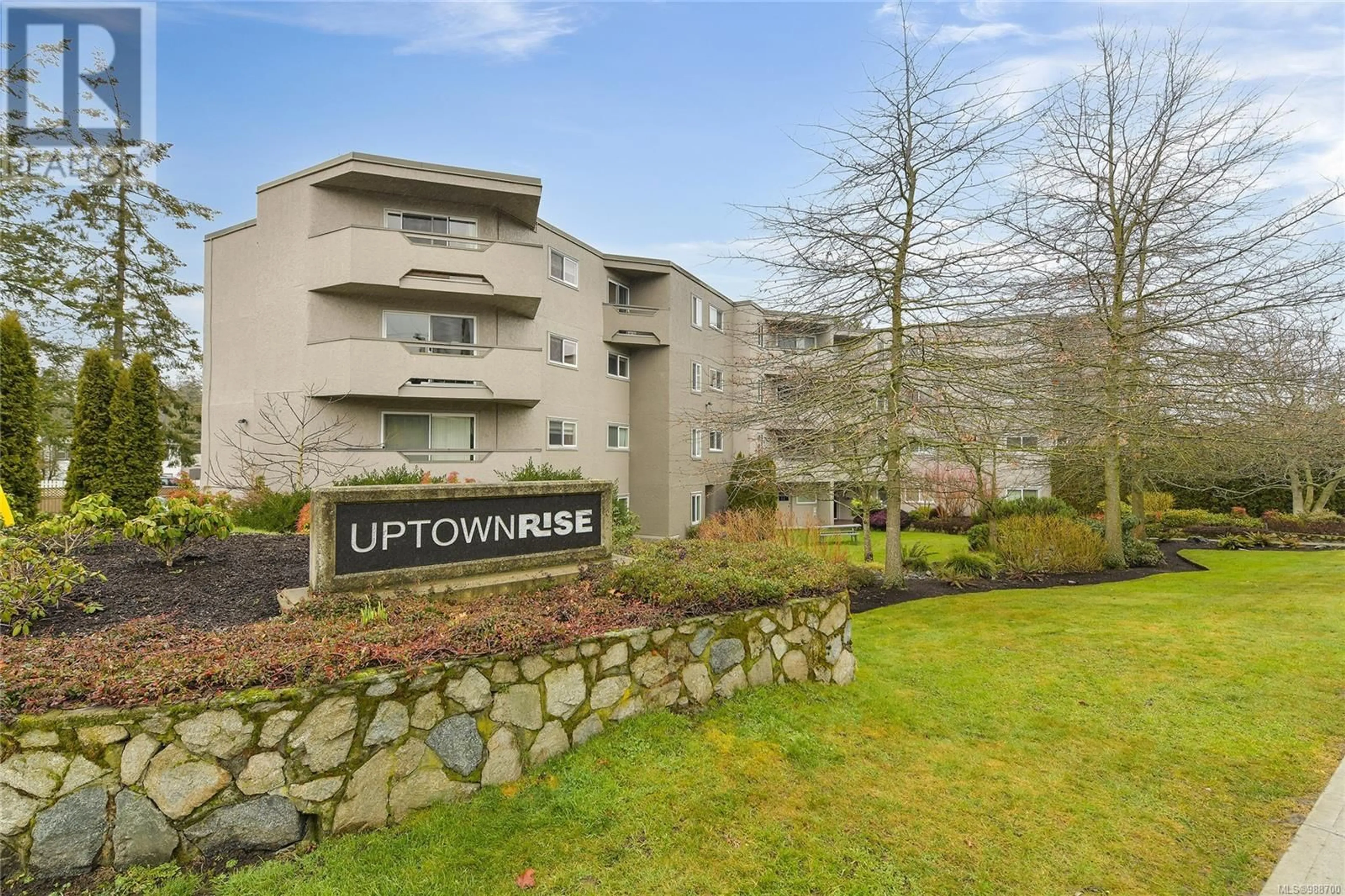 Indoor foyer for 204 3800 Quadra St, Saanich British Columbia V8X1H8