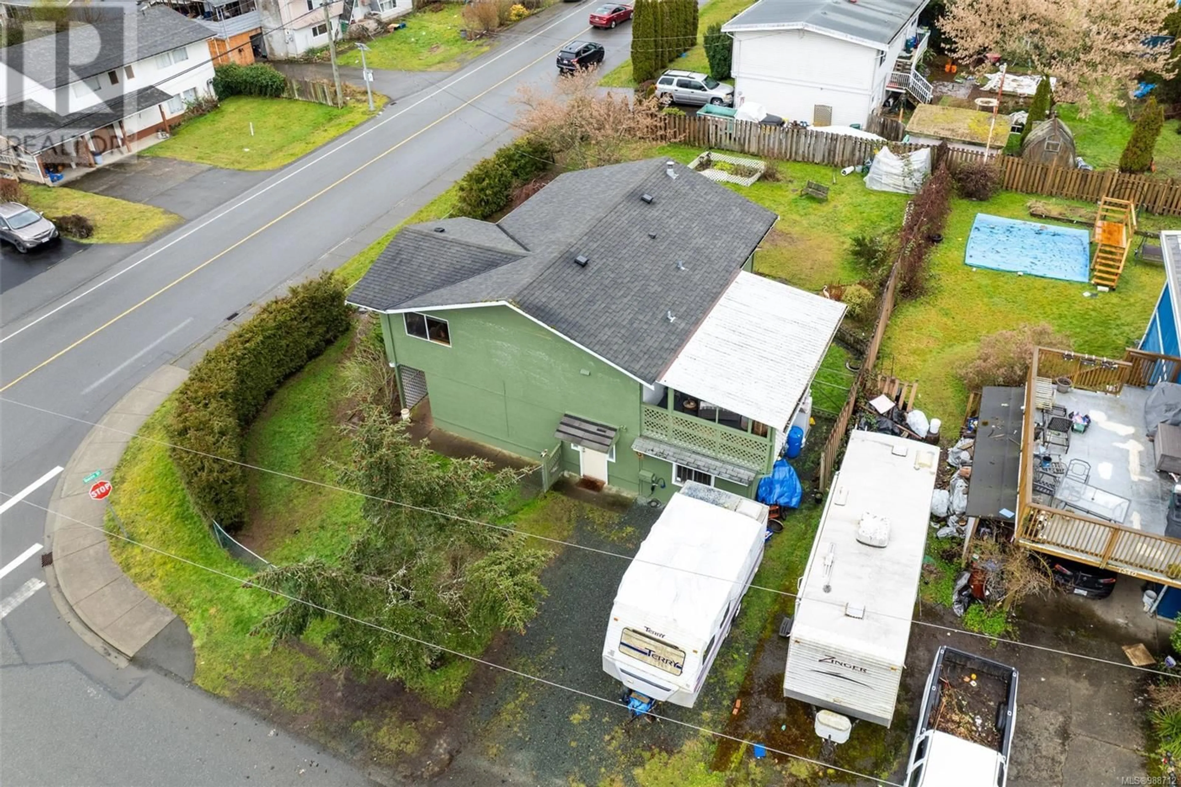 A pic from outside/outdoor area/front of a property/back of a property/a pic from drone, street for 1532 Pauline St, Crofton British Columbia V0R1R0