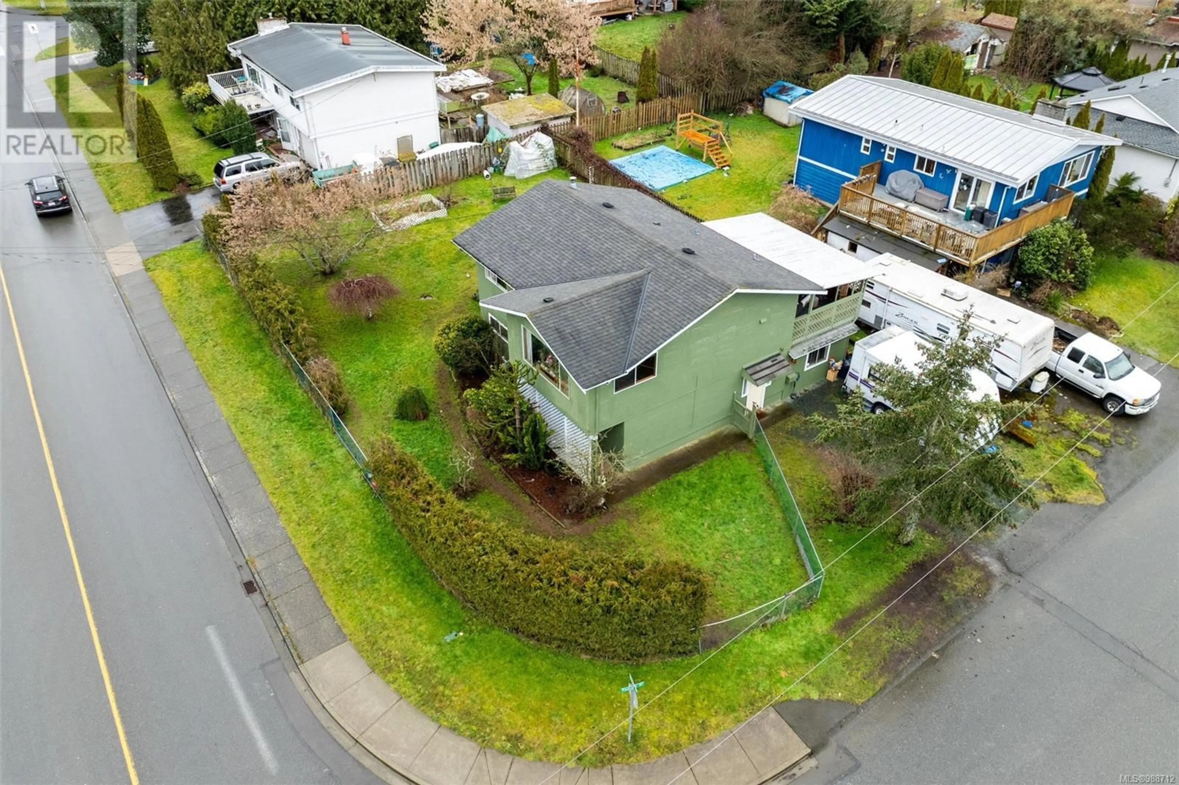 A pic from outside/outdoor area/front of a property/back of a property/a pic from drone, street for 1532 Pauline St, Crofton British Columbia V0R1R0