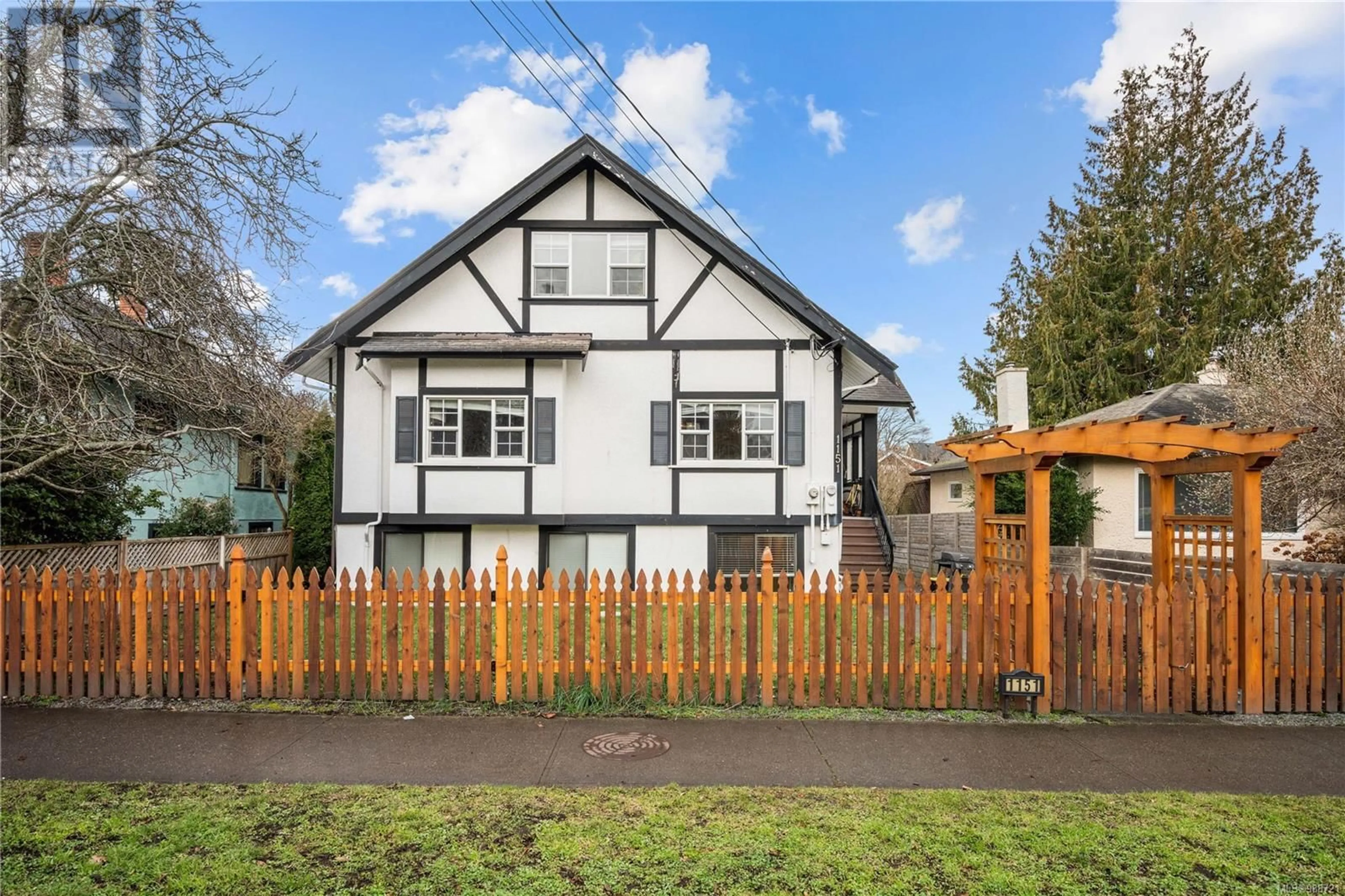 A pic from outside/outdoor area/front of a property/back of a property/a pic from drone, street for 1151 Oxford St, Victoria British Columbia V8V2V2