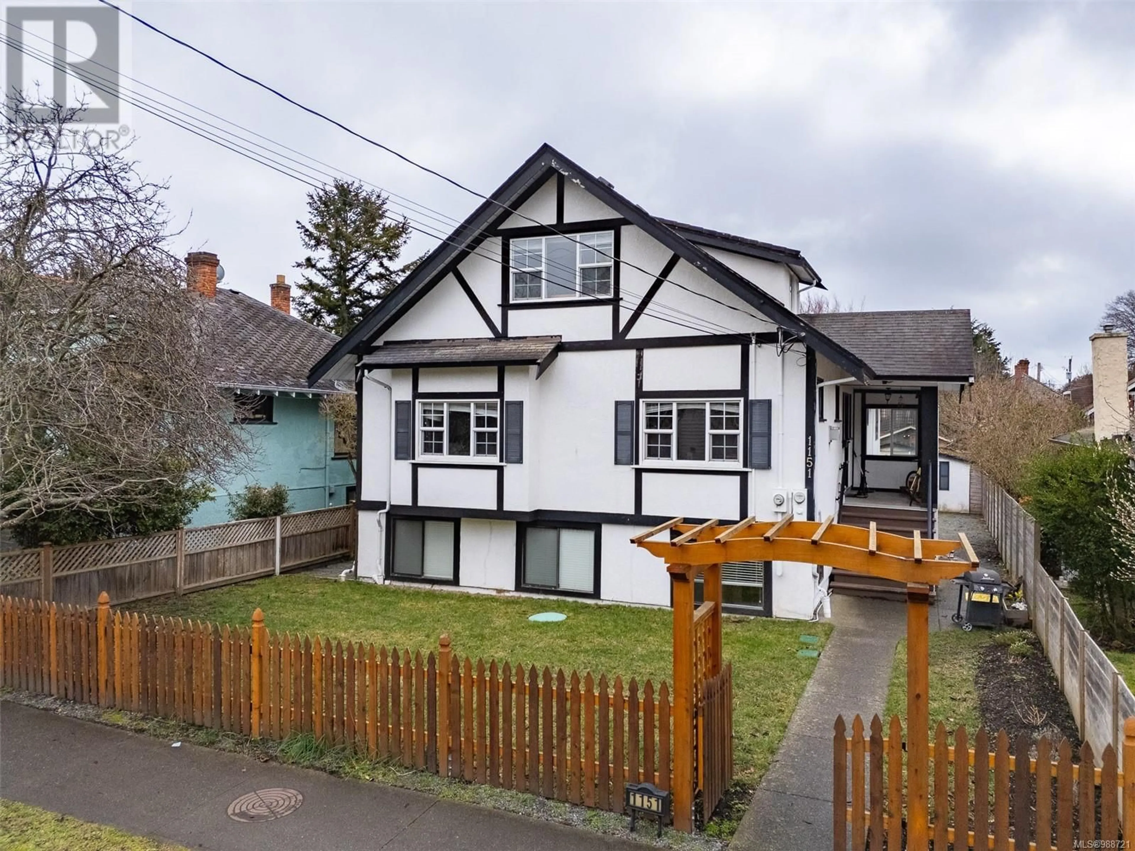 A pic from outside/outdoor area/front of a property/back of a property/a pic from drone, street for 1151 Oxford St, Victoria British Columbia V8V2V2