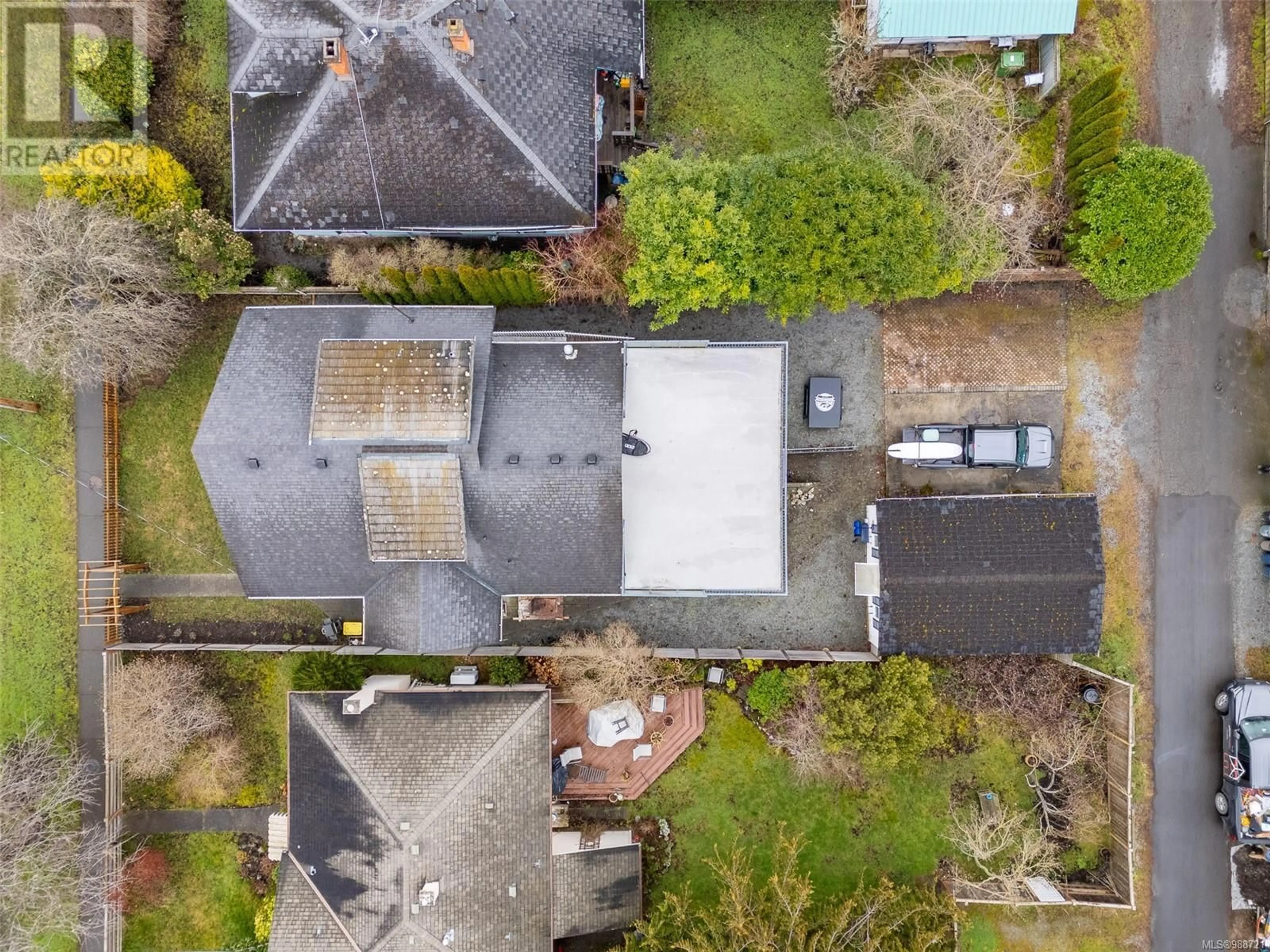 A pic from outside/outdoor area/front of a property/back of a property/a pic from drone, street for 1151 Oxford St, Victoria British Columbia V8V2V2