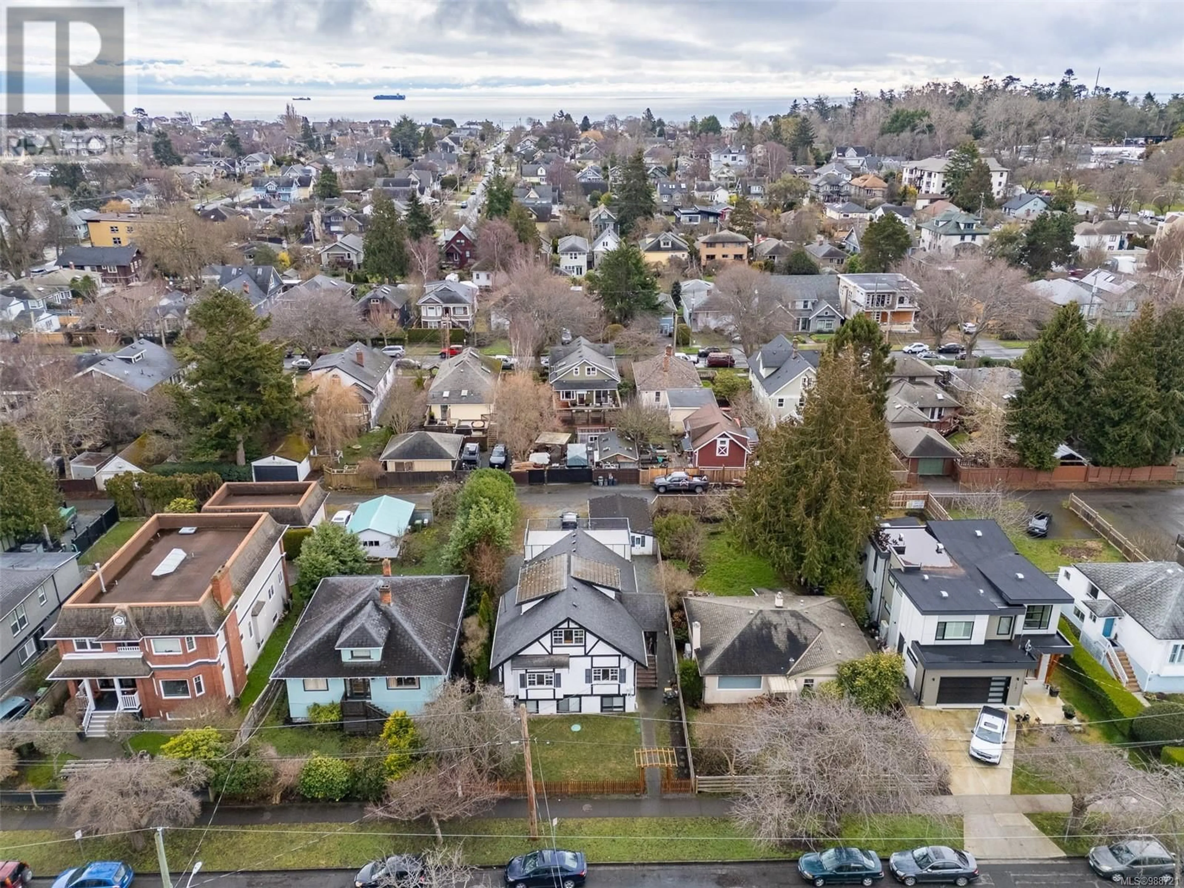 A pic from outside/outdoor area/front of a property/back of a property/a pic from drone, street for 1151 Oxford St, Victoria British Columbia V8V2V2