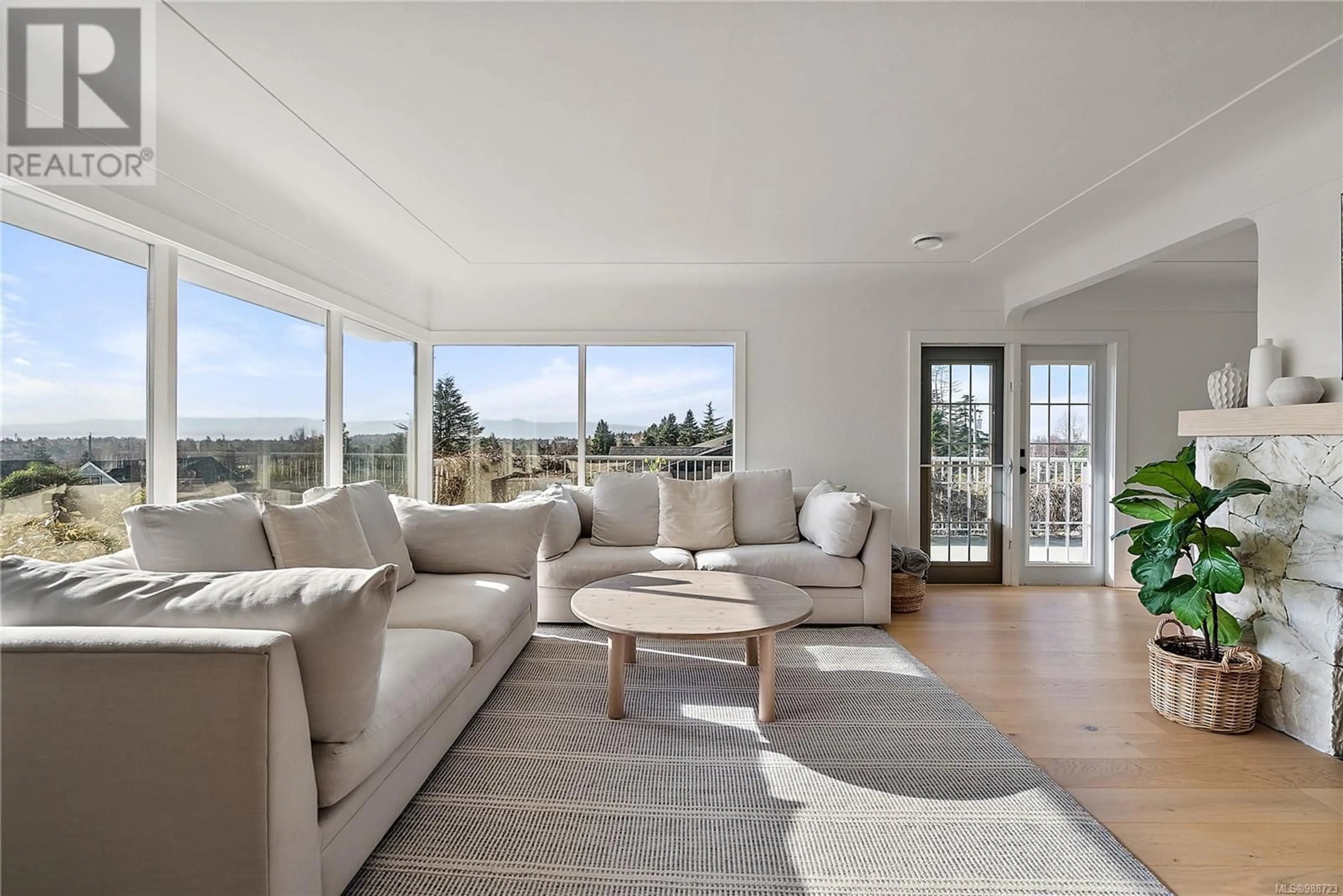 Living room with furniture, unknown for 3042 WESTDOWNE ROAD, Oak Bay British Columbia V8R5G2
