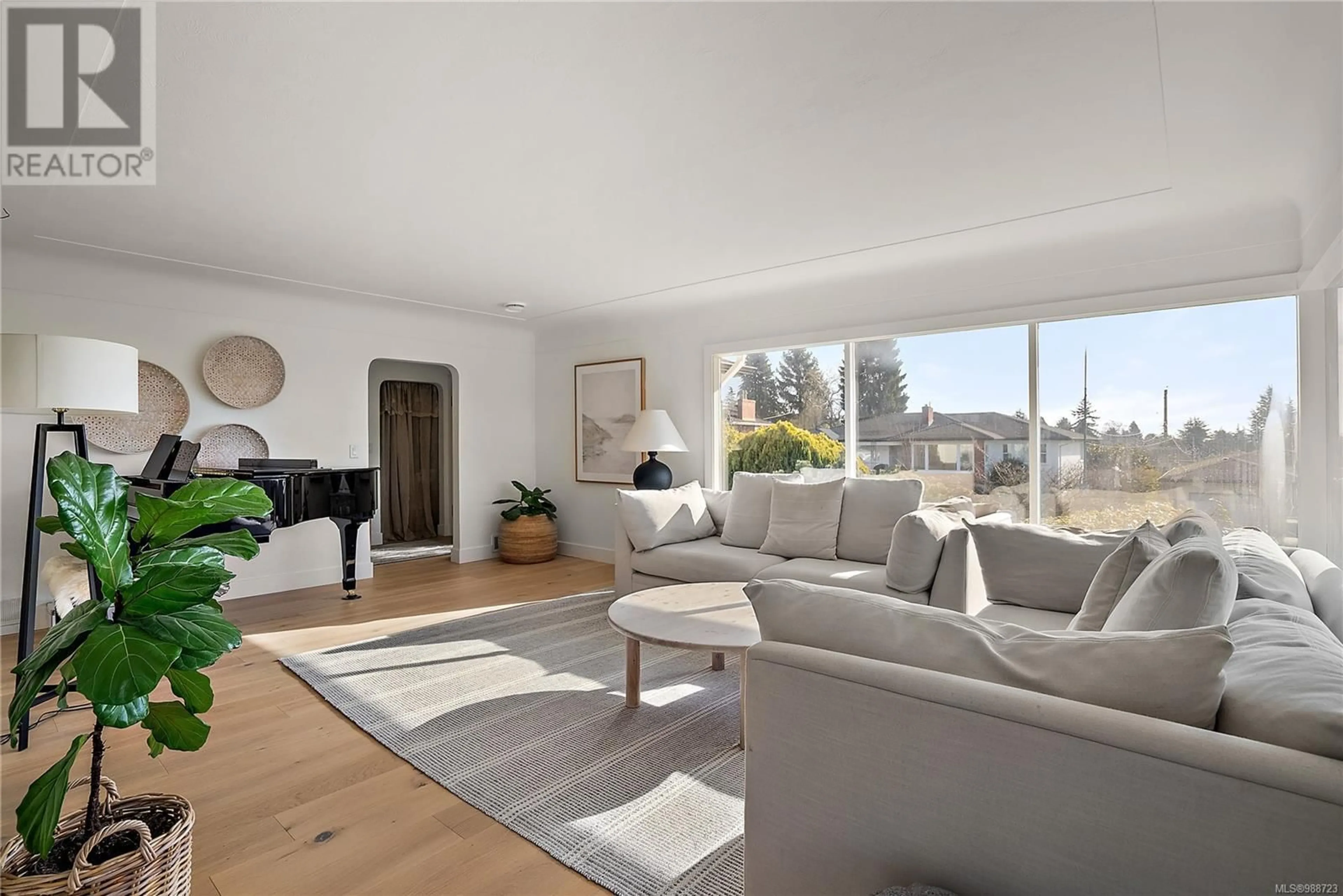 Living room with furniture, unknown for 3042 WESTDOWNE ROAD, Oak Bay British Columbia V8R5G2