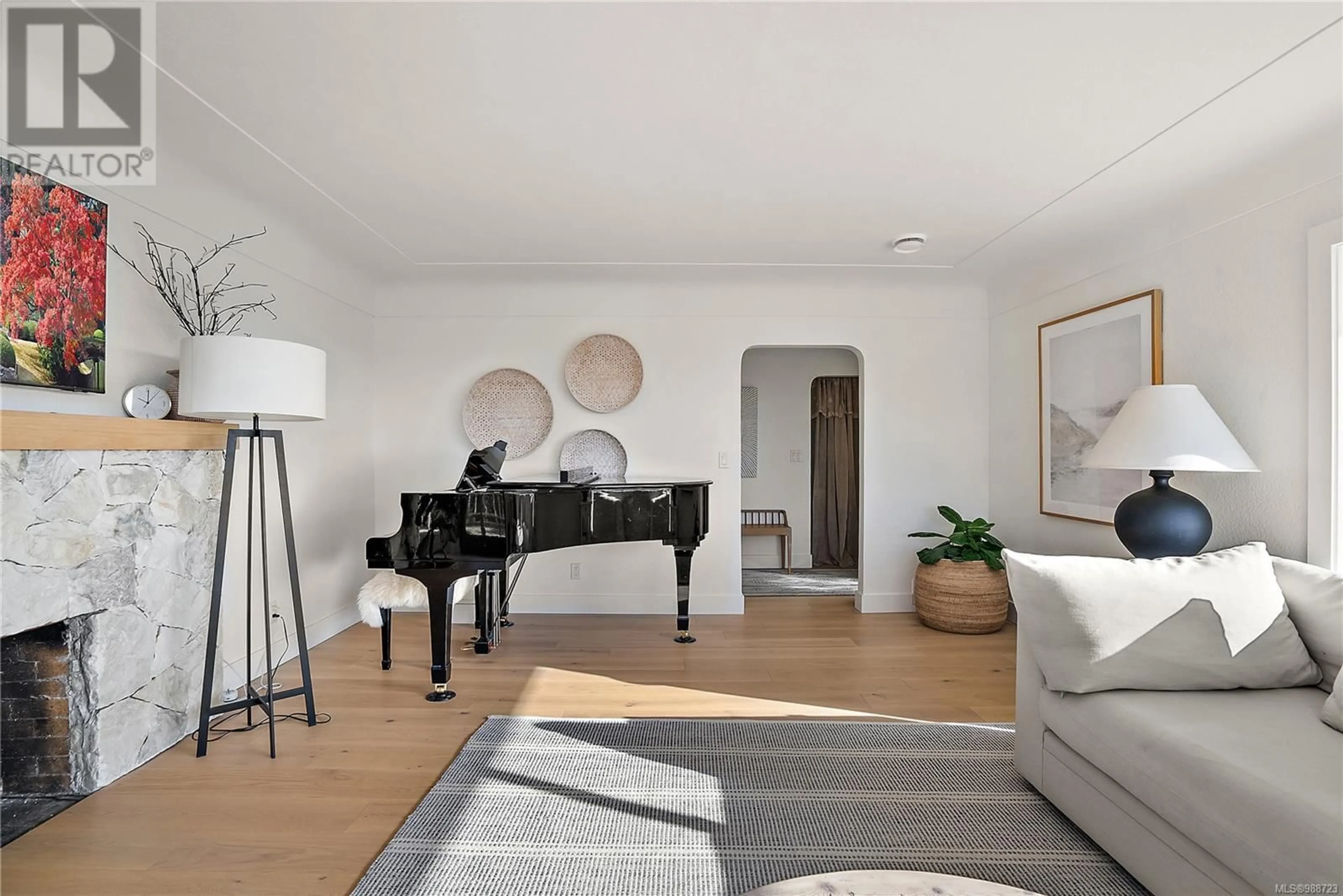 Living room with furniture, unknown for 3042 WESTDOWNE ROAD, Oak Bay British Columbia V8R5G2