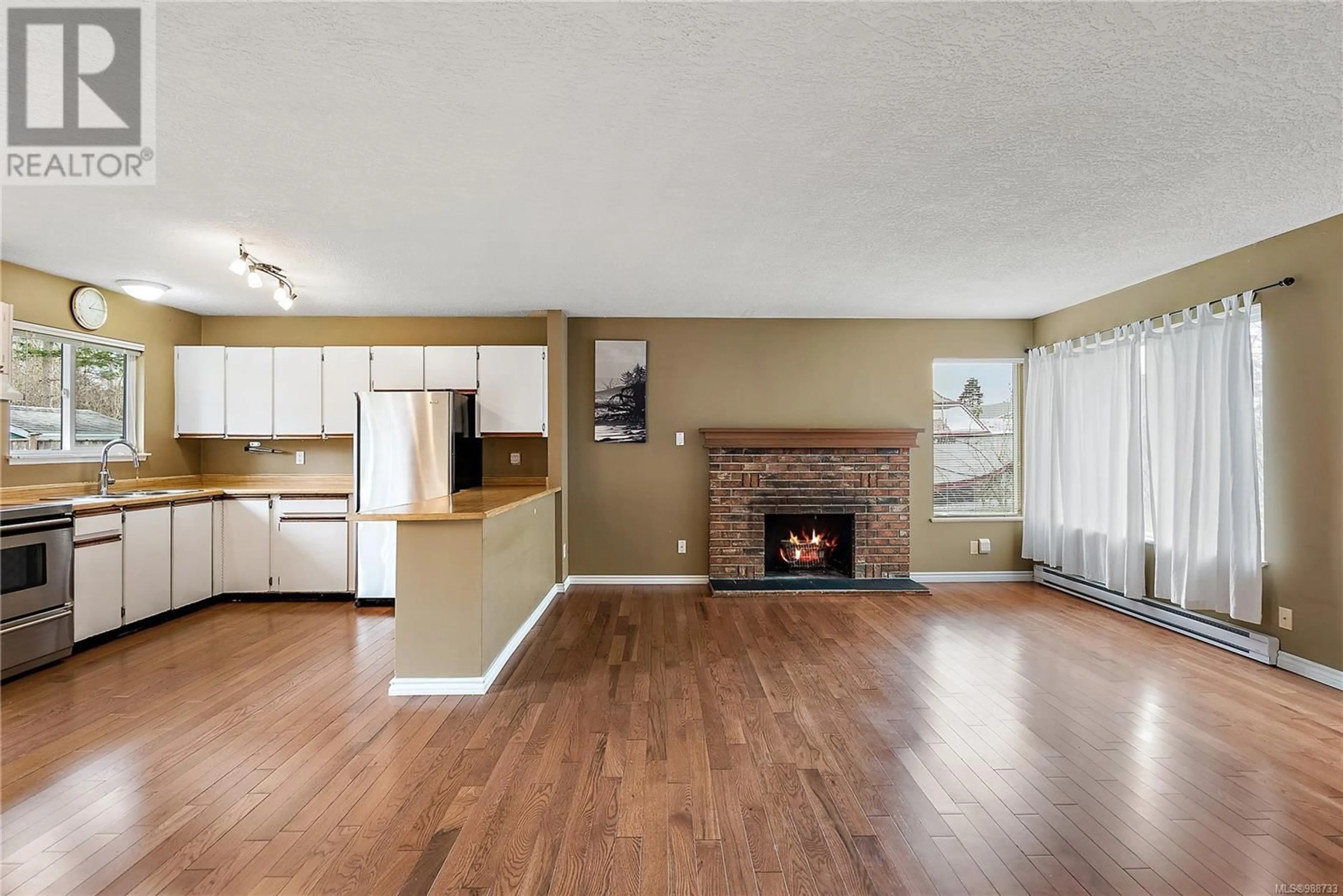 Open concept kitchen, wood/laminate floor for 9615 Barnes Pl, Sidney British Columbia V8L4X7