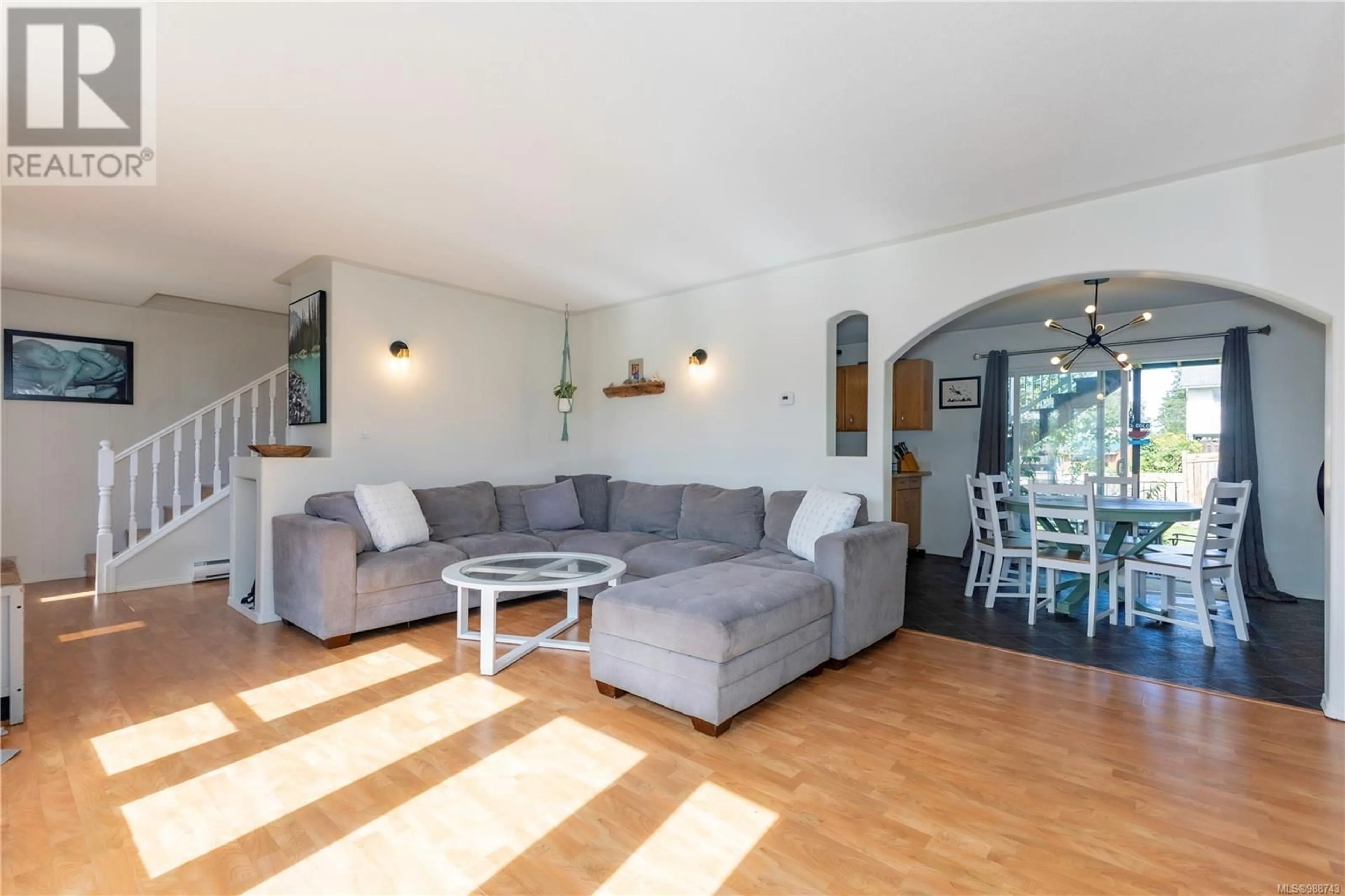 Living room with furniture, wood/laminate floor for 752 Elkhorn Rd, Campbell River British Columbia V9W3X1