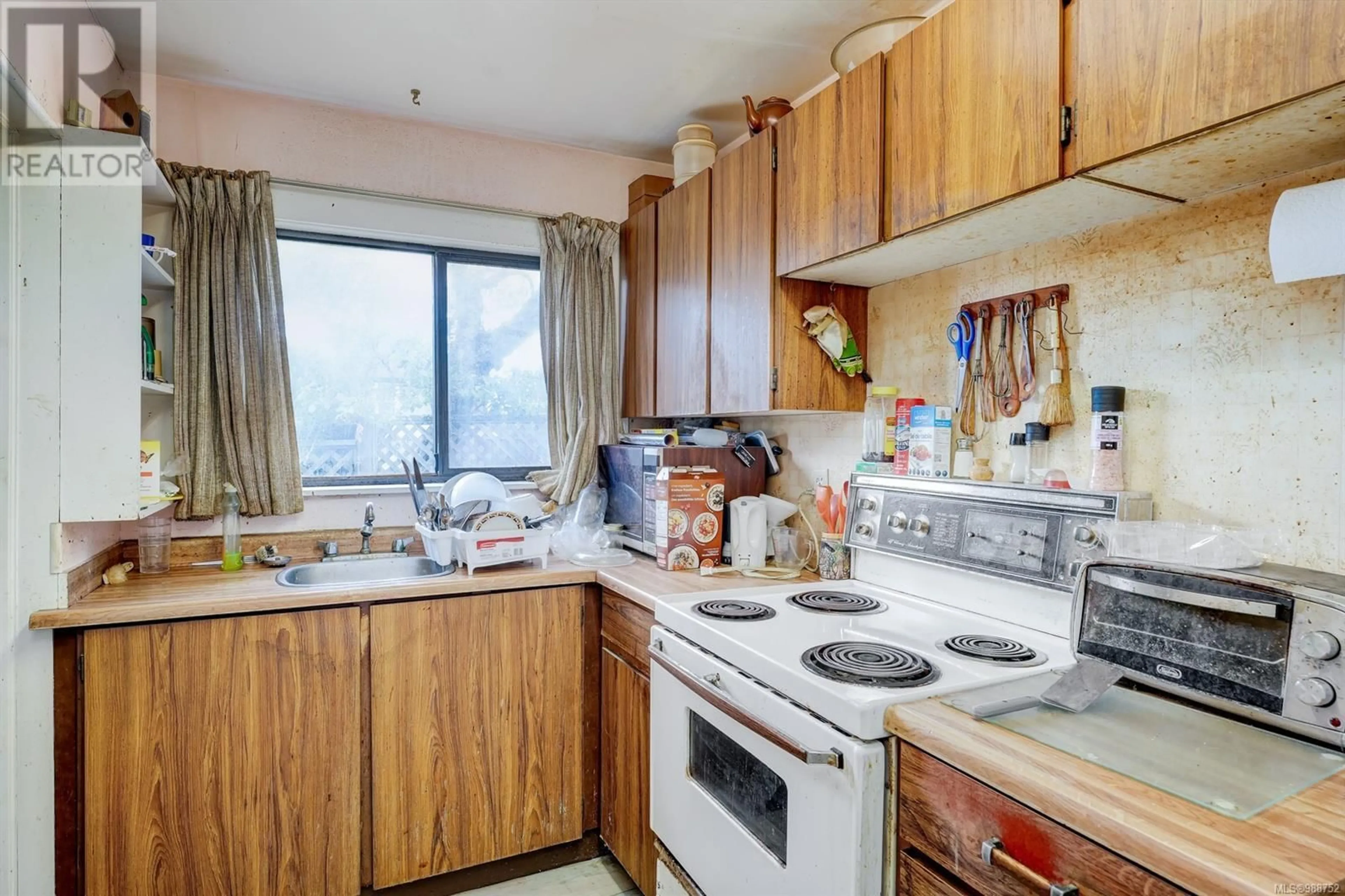 Standard kitchen, unknown for 3927 Douglas St, Saanich British Columbia V8X5L3