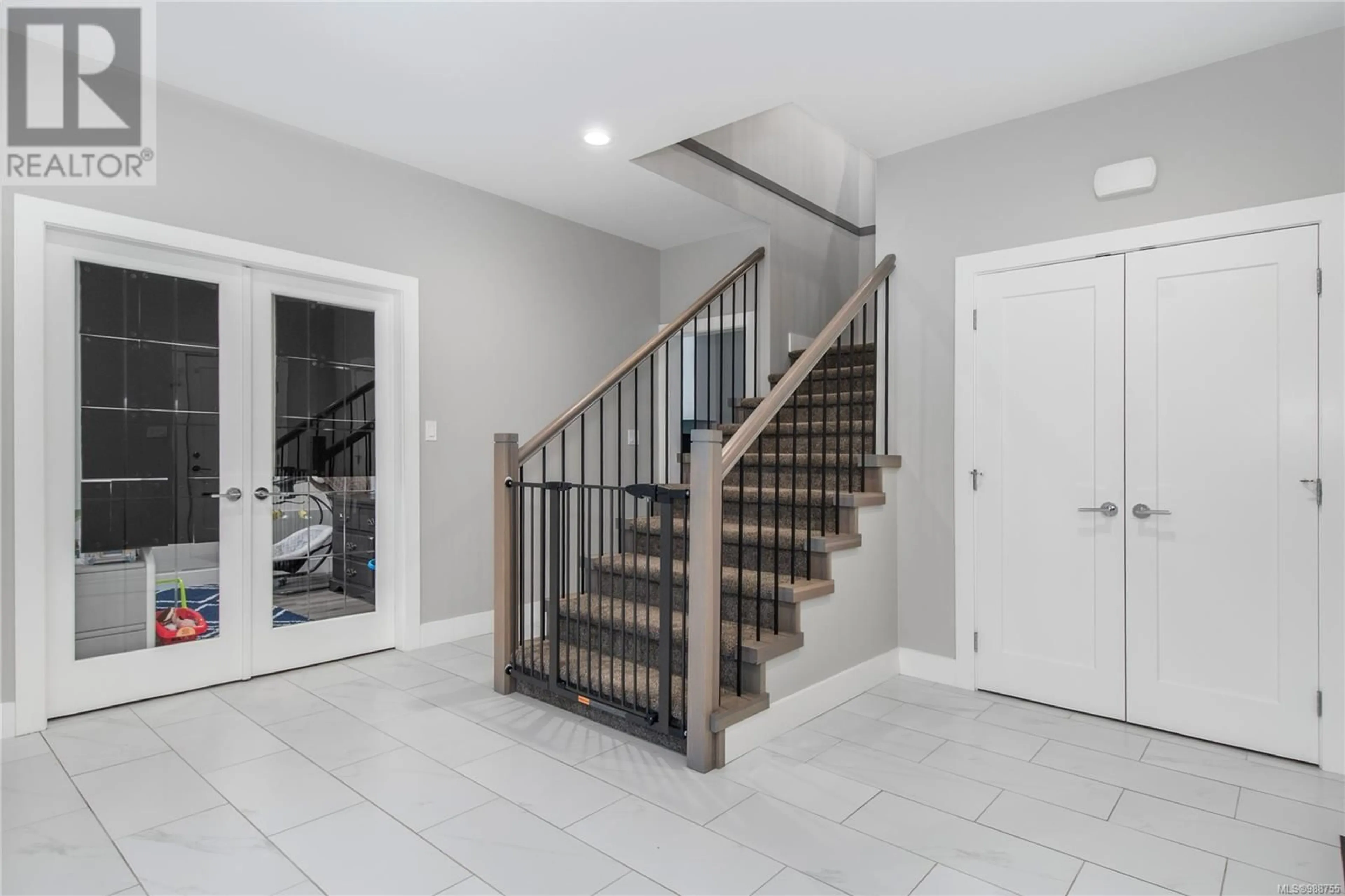 Indoor entryway for 2400 Penfield Rd, Campbell River British Columbia V9W0E6