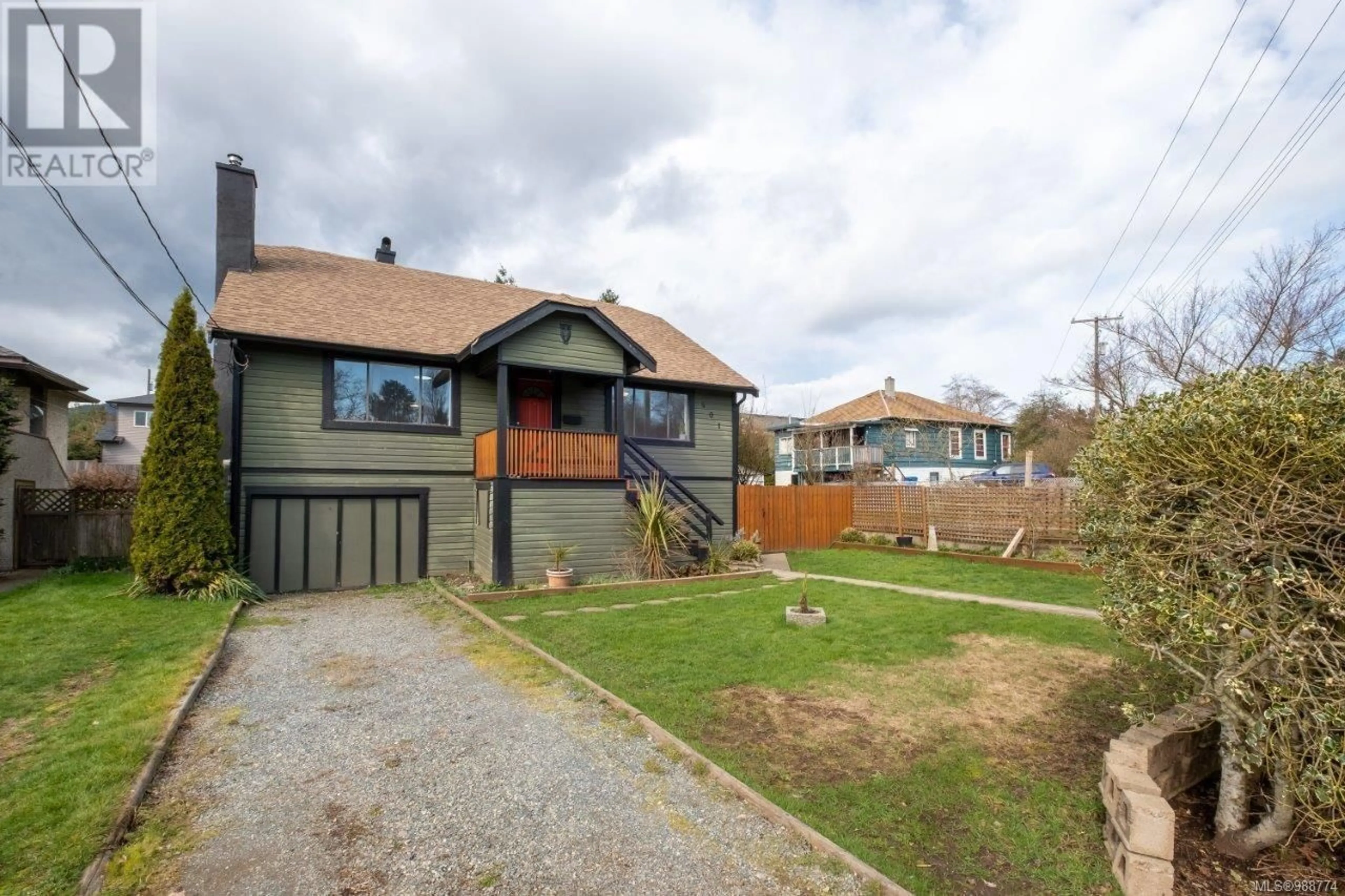 A pic from outside/outdoor area/front of a property/back of a property/a pic from drone, street for 401 HAMILTON AVENUE, Nanaimo British Columbia V9R4E7