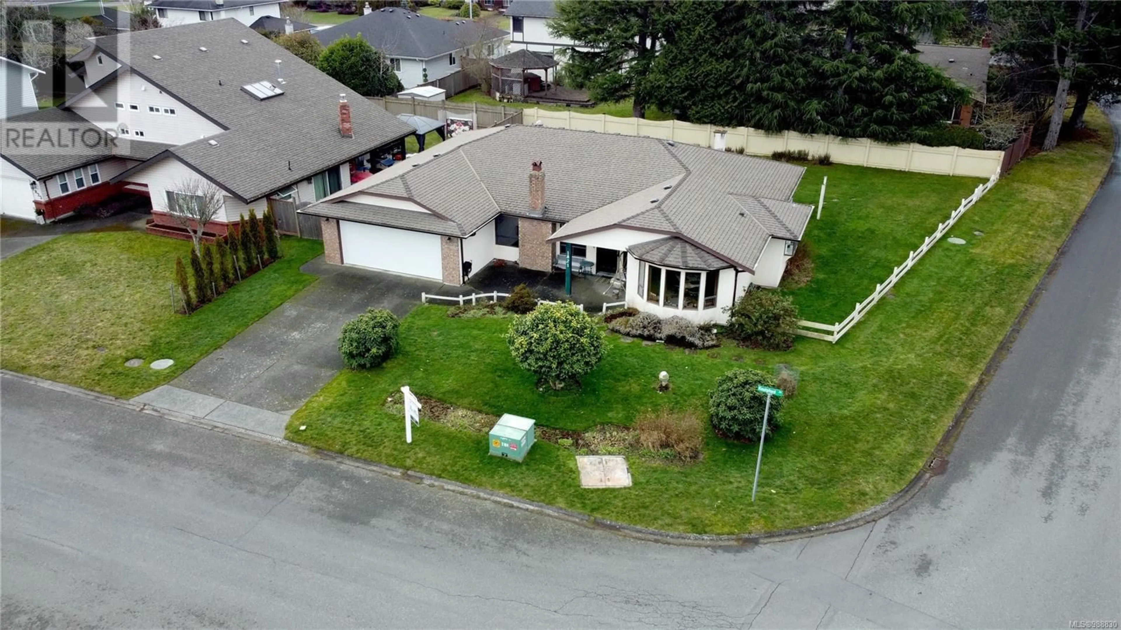 A pic from outside/outdoor area/front of a property/back of a property/a pic from drone, street for 1821 Knutsford Pl, Saanich British Columbia V8N6E4