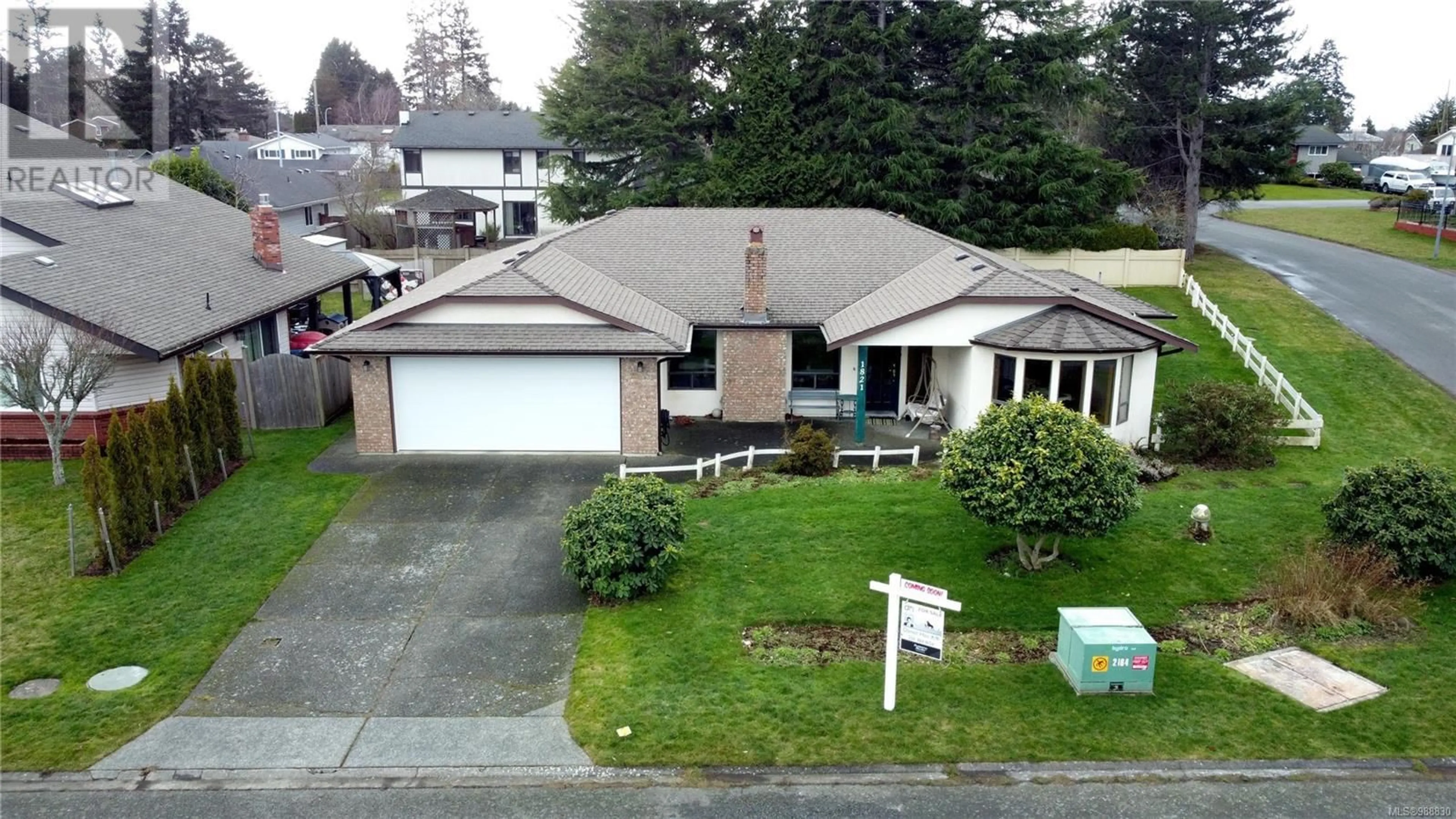 A pic from outside/outdoor area/front of a property/back of a property/a pic from drone, street for 1821 Knutsford Pl, Saanich British Columbia V8N6E4