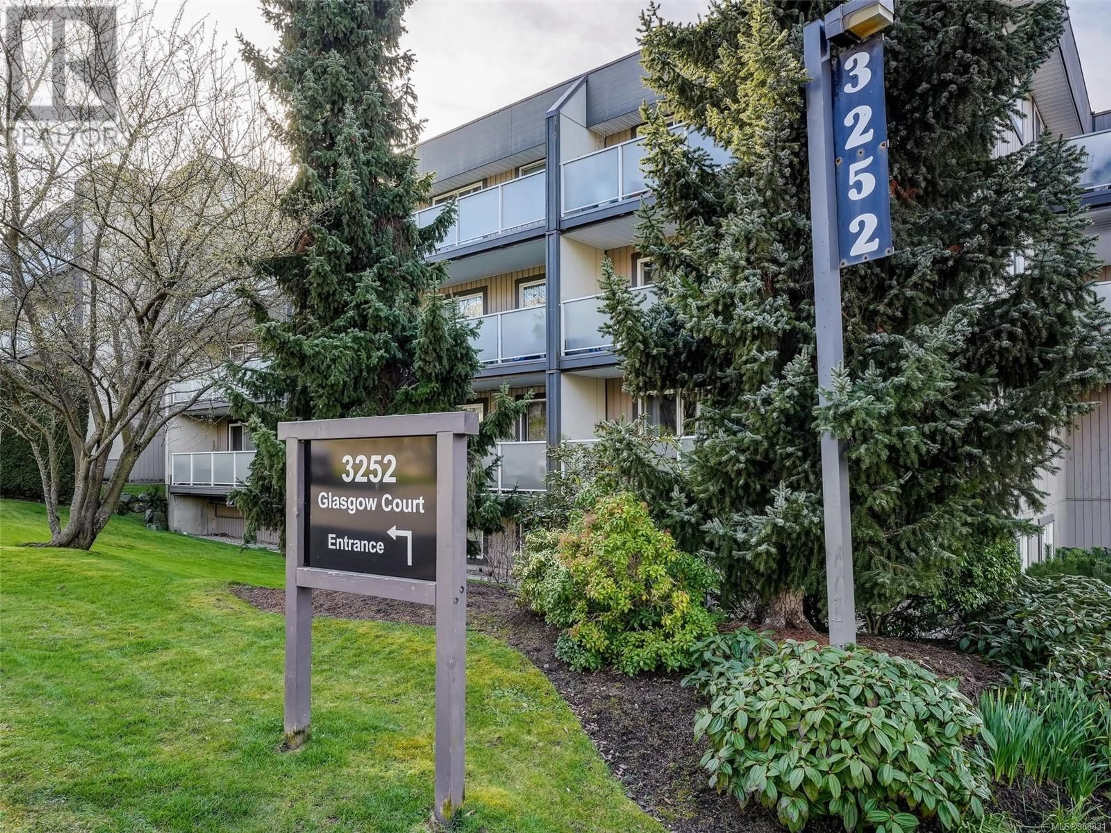 Indoor foyer for 110 3252 Glasgow Ave, Saanich British Columbia V8X1M2