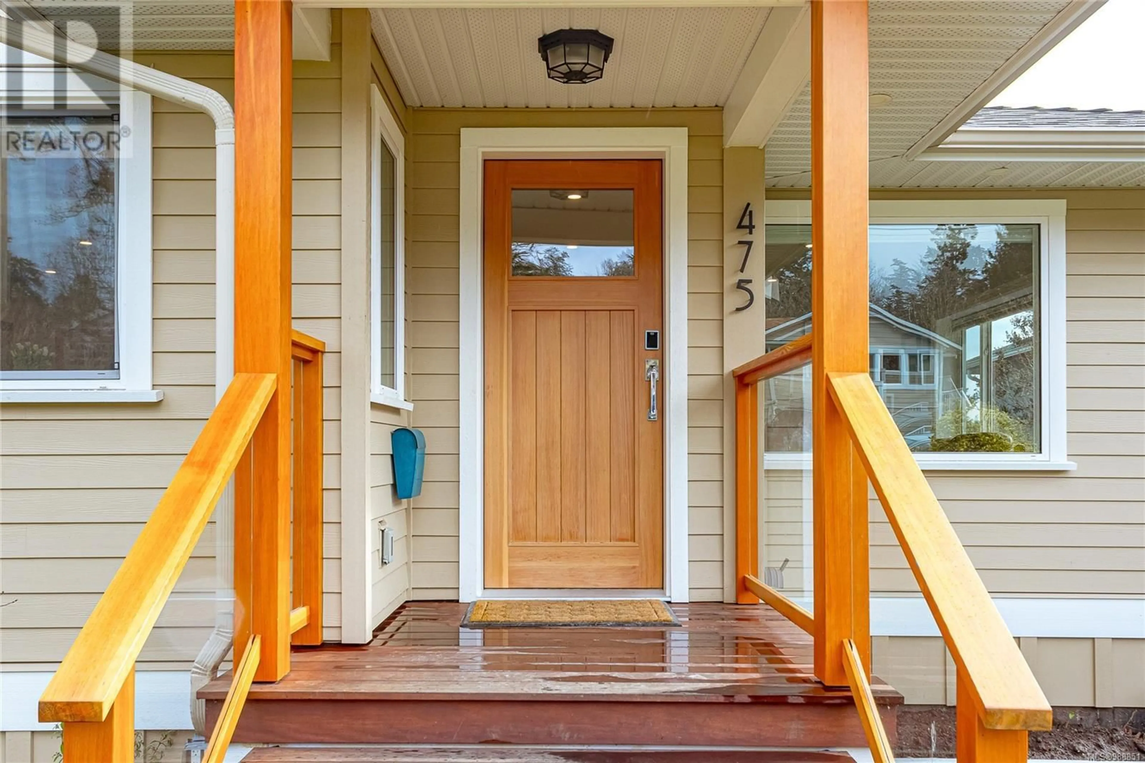 Indoor entryway for 475 Montcalm Ave, Saanich British Columbia V8Z4S8