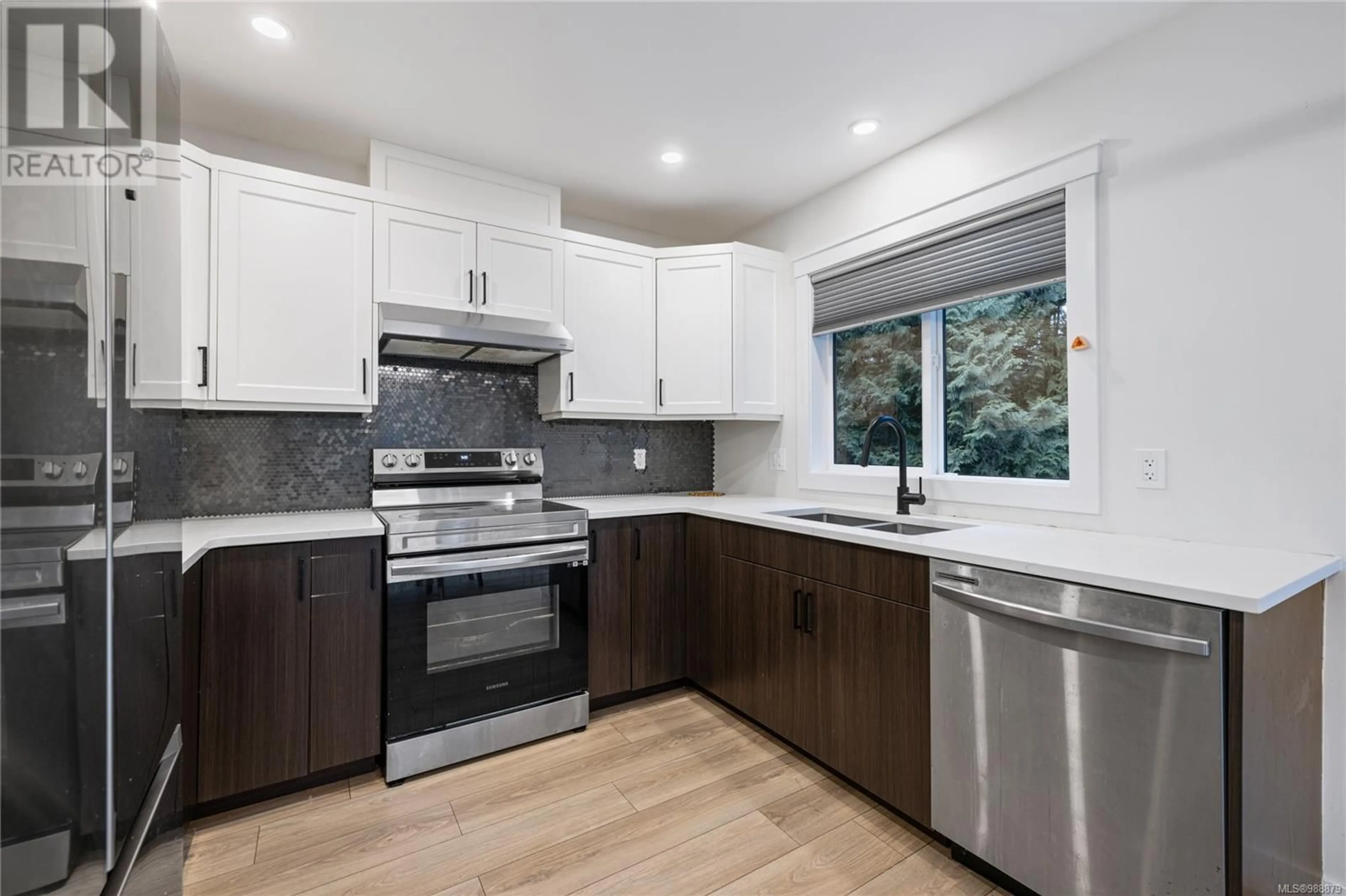 Open concept kitchen, unknown for 103 600 Ninth St, Nanaimo British Columbia V9R0L4