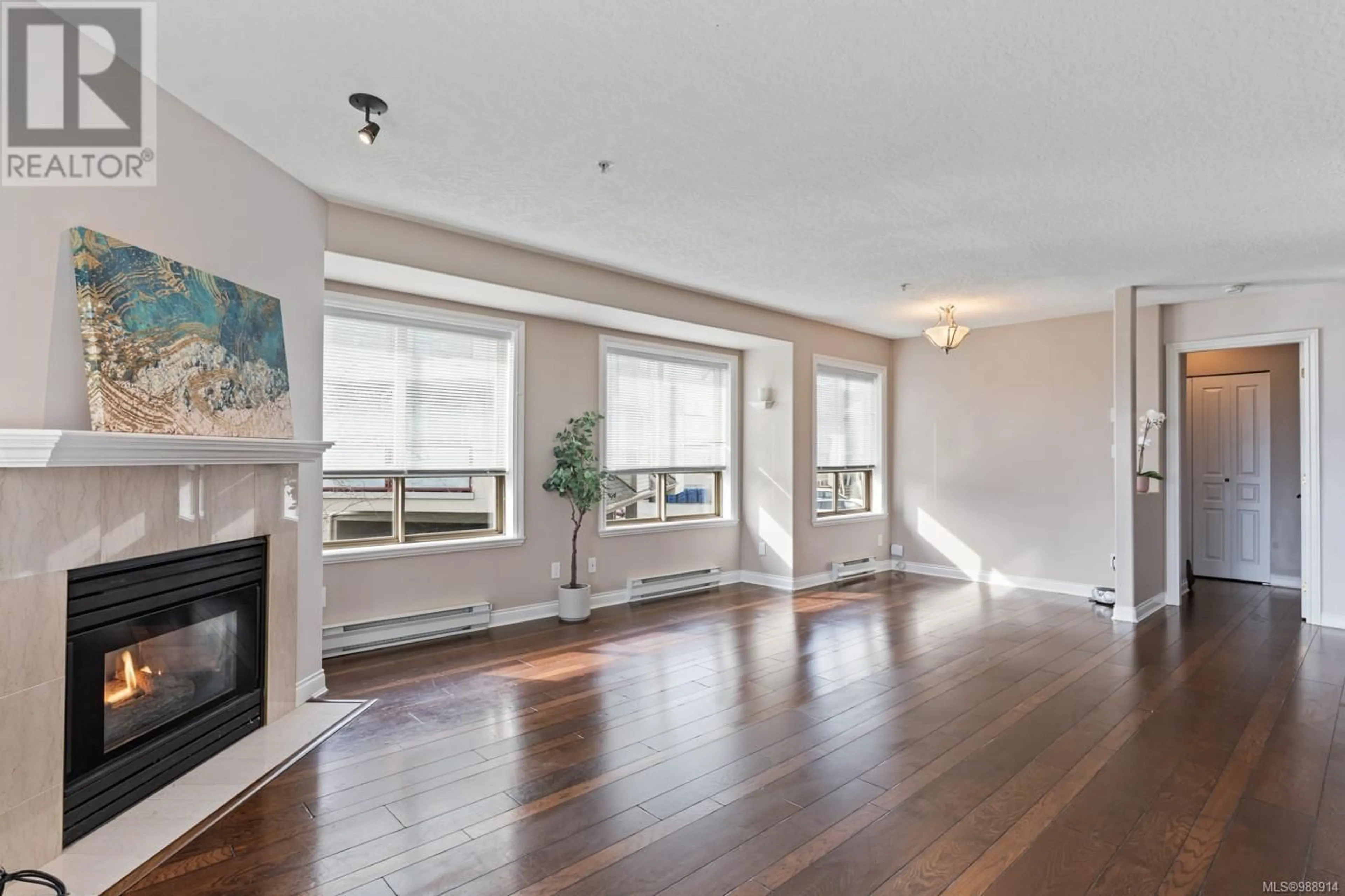 Living room with furniture, wood/laminate floor for 1 7847 East Saanich Rd, Central Saanich British Columbia V8M2B4