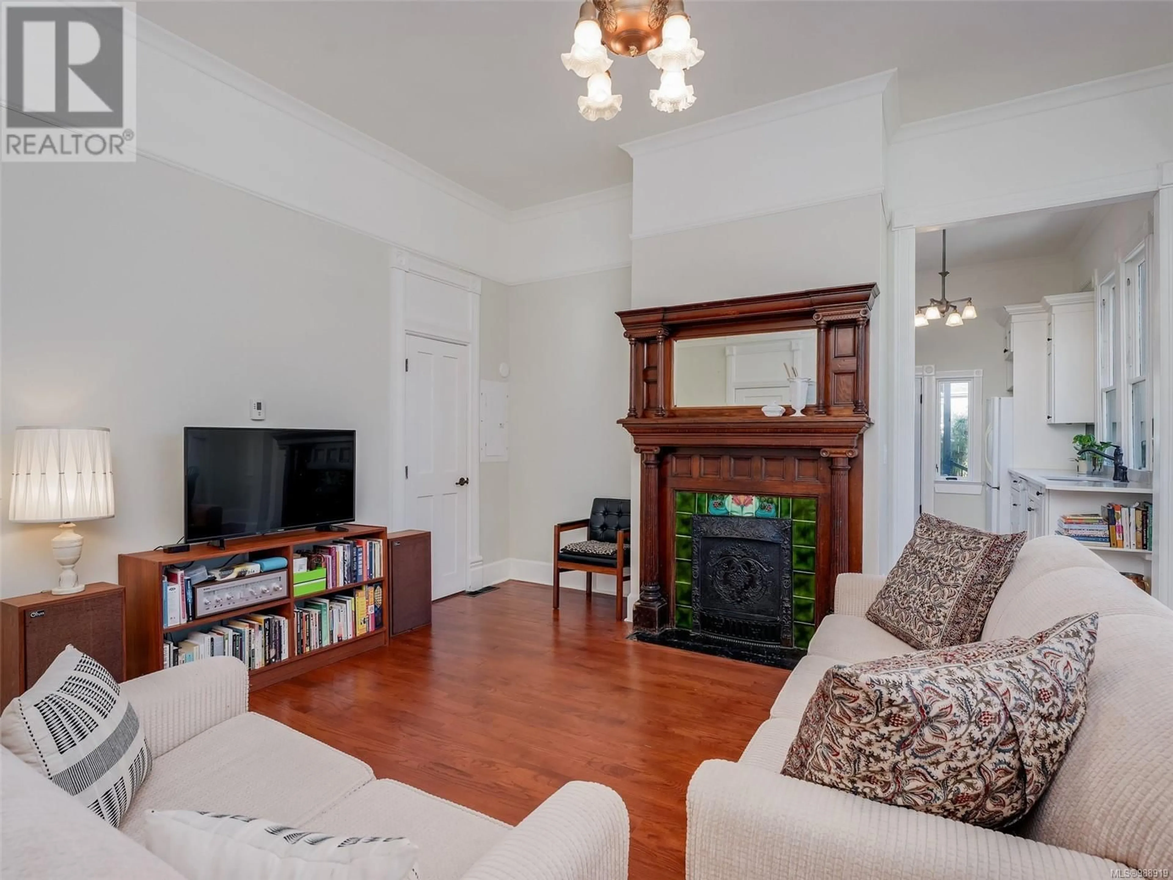 Living room with furniture, wood/laminate floor for 1014 RICHARDSON STREET, Victoria British Columbia V8V3C5