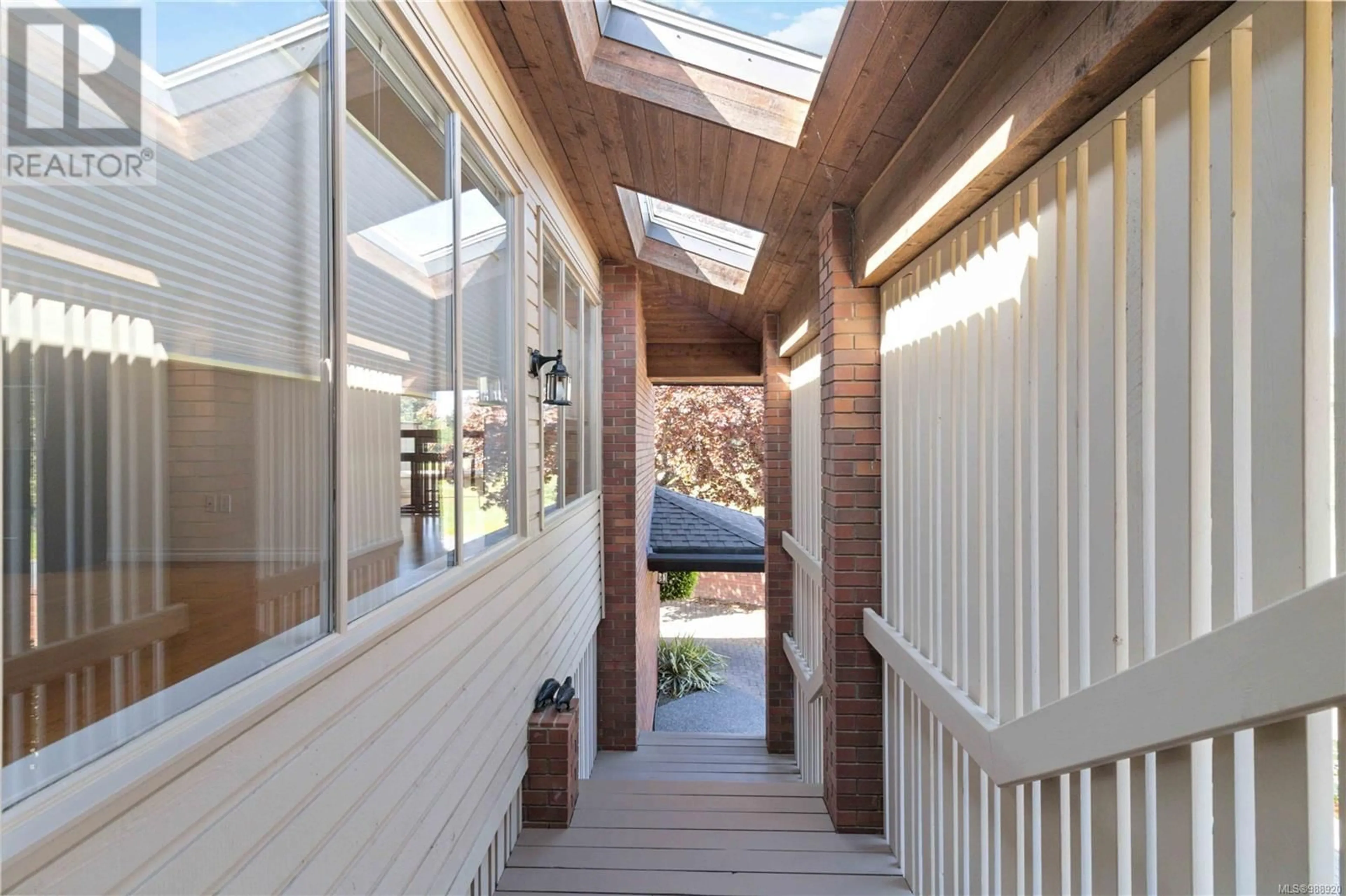 Indoor foyer for 103 - 2345 CEDAR HILL CROSS ROAD, Oak Bay British Columbia V8P5M8
