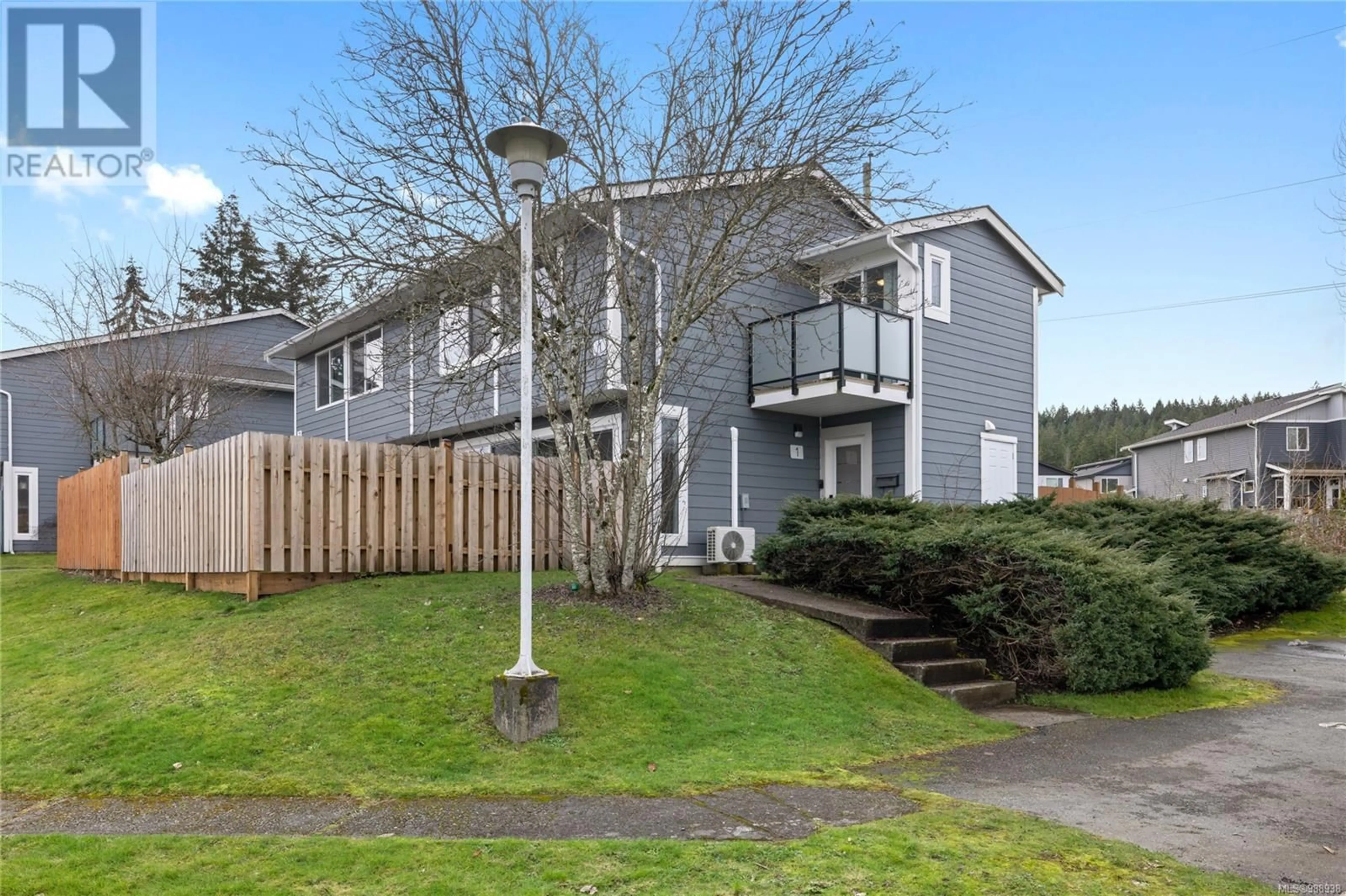 A pic from outside/outdoor area/front of a property/back of a property/a pic from drone, street for 1 507 Ninth St, Nanaimo British Columbia V9R1A8