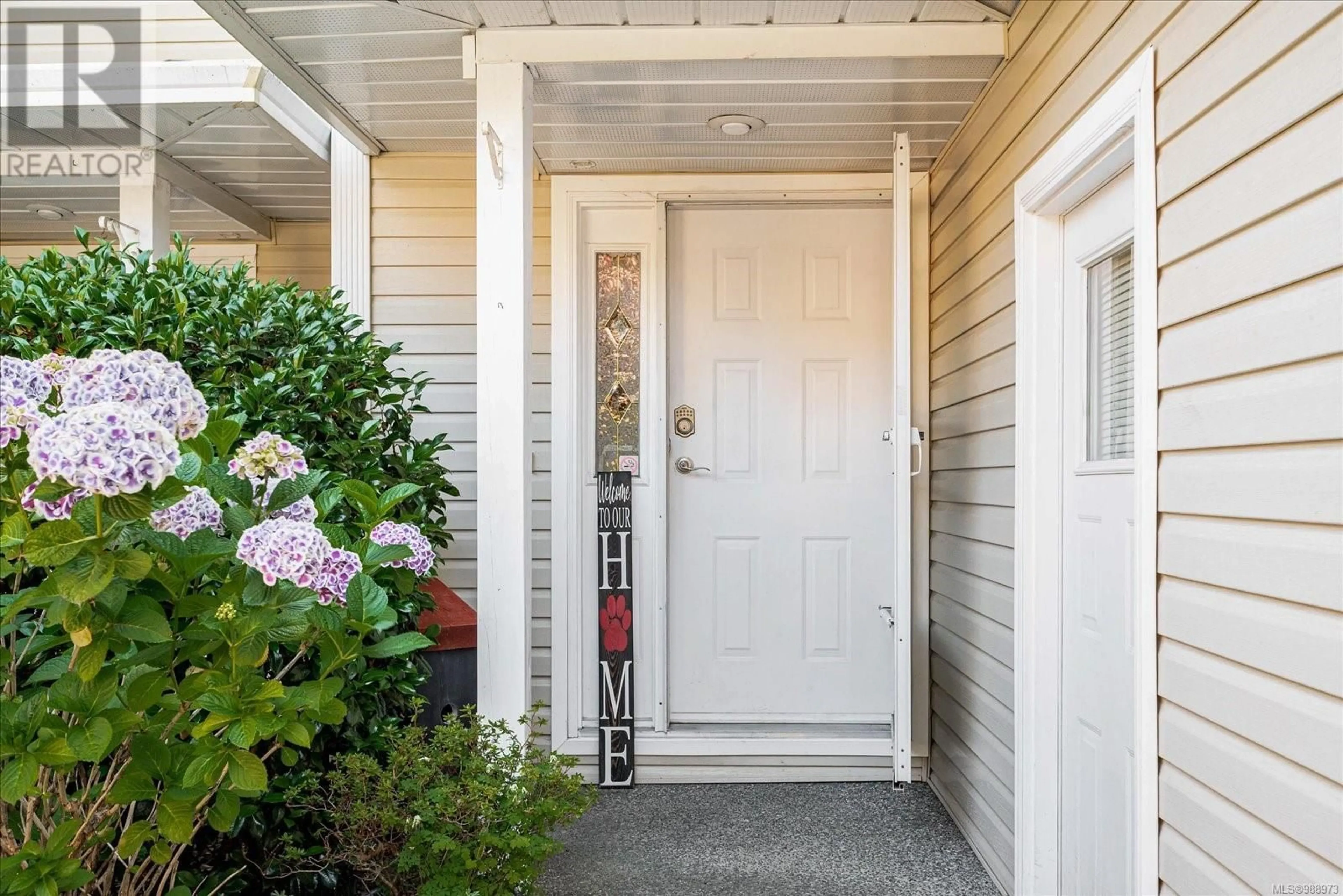 Indoor entryway for 15 3250 Ross Rd, Nanaimo British Columbia V9T2S4