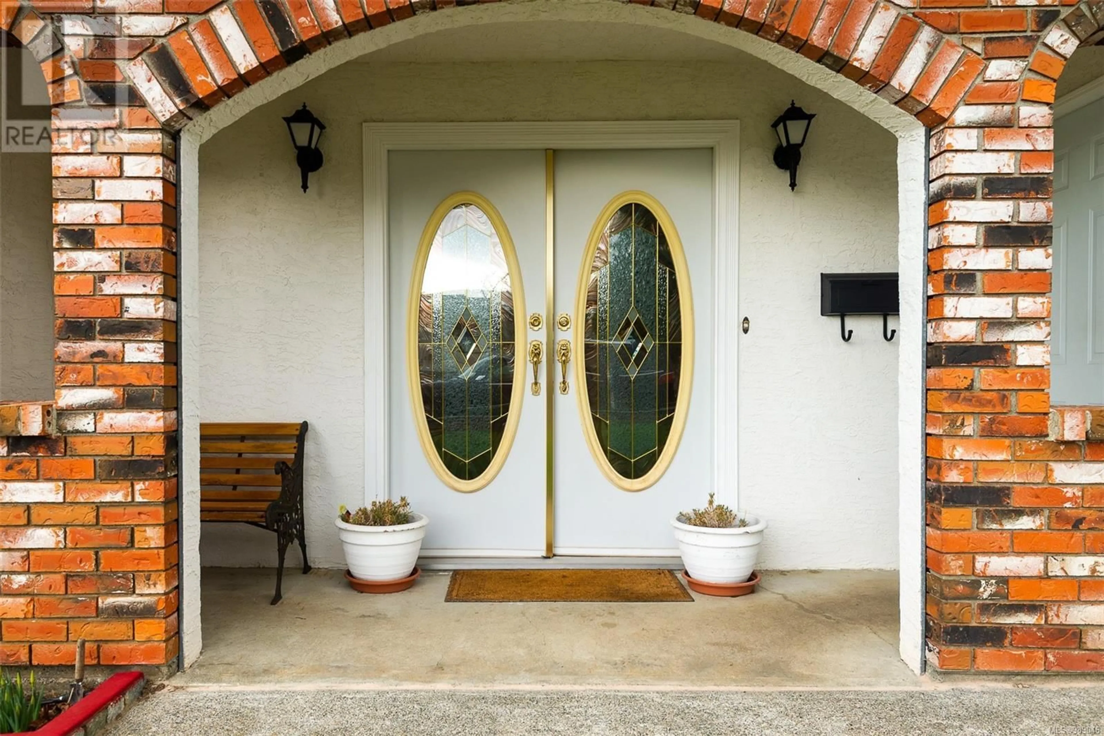 Indoor entryway for 1744 TRIEST CRESCENT, Saanich British Columbia V8N4W8